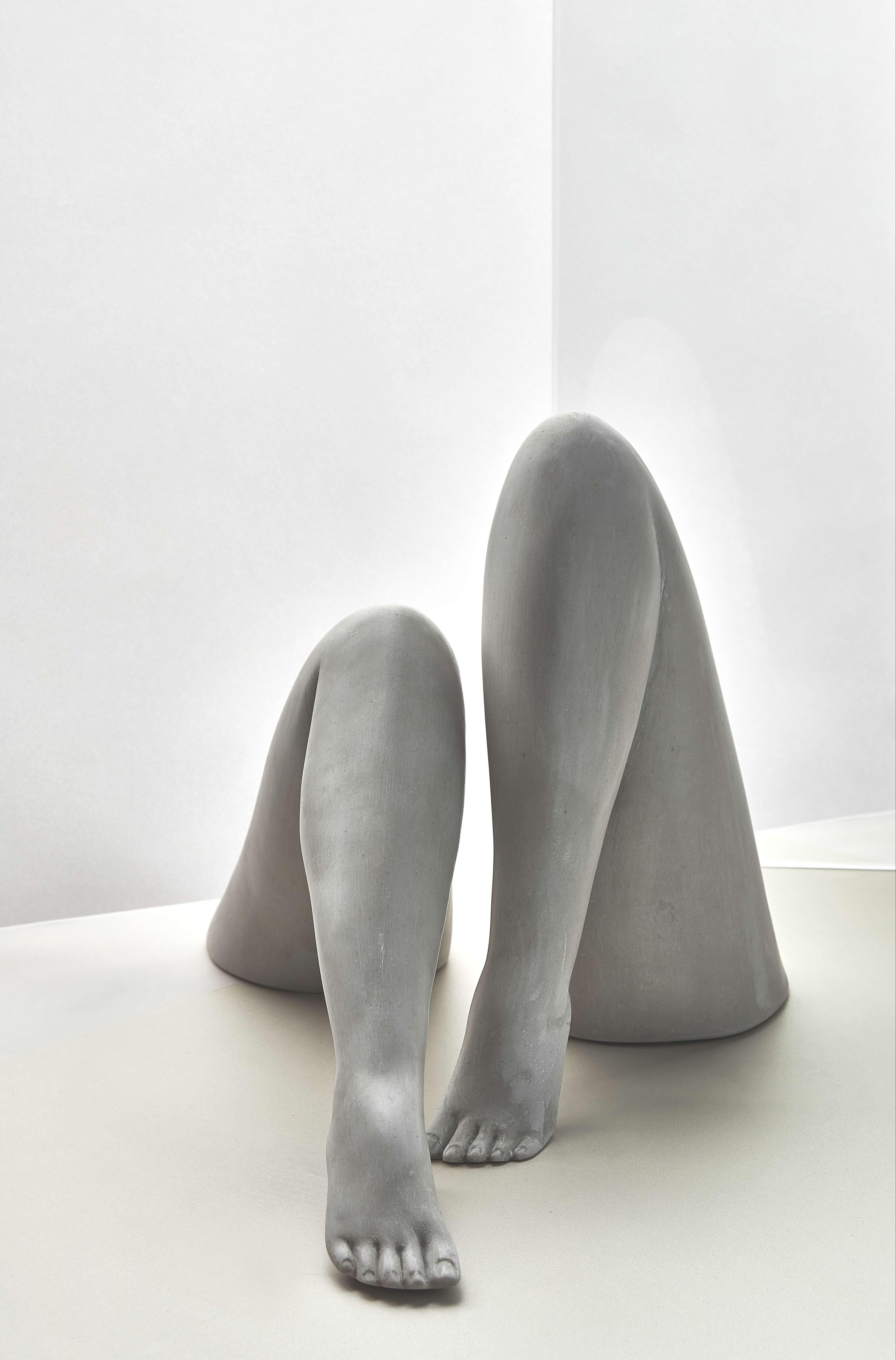 Kleine handgefertigte Skulptur aus Harz und Steinbeinen von Marcela Cure Le Gambe (Sonstiges) im Angebot