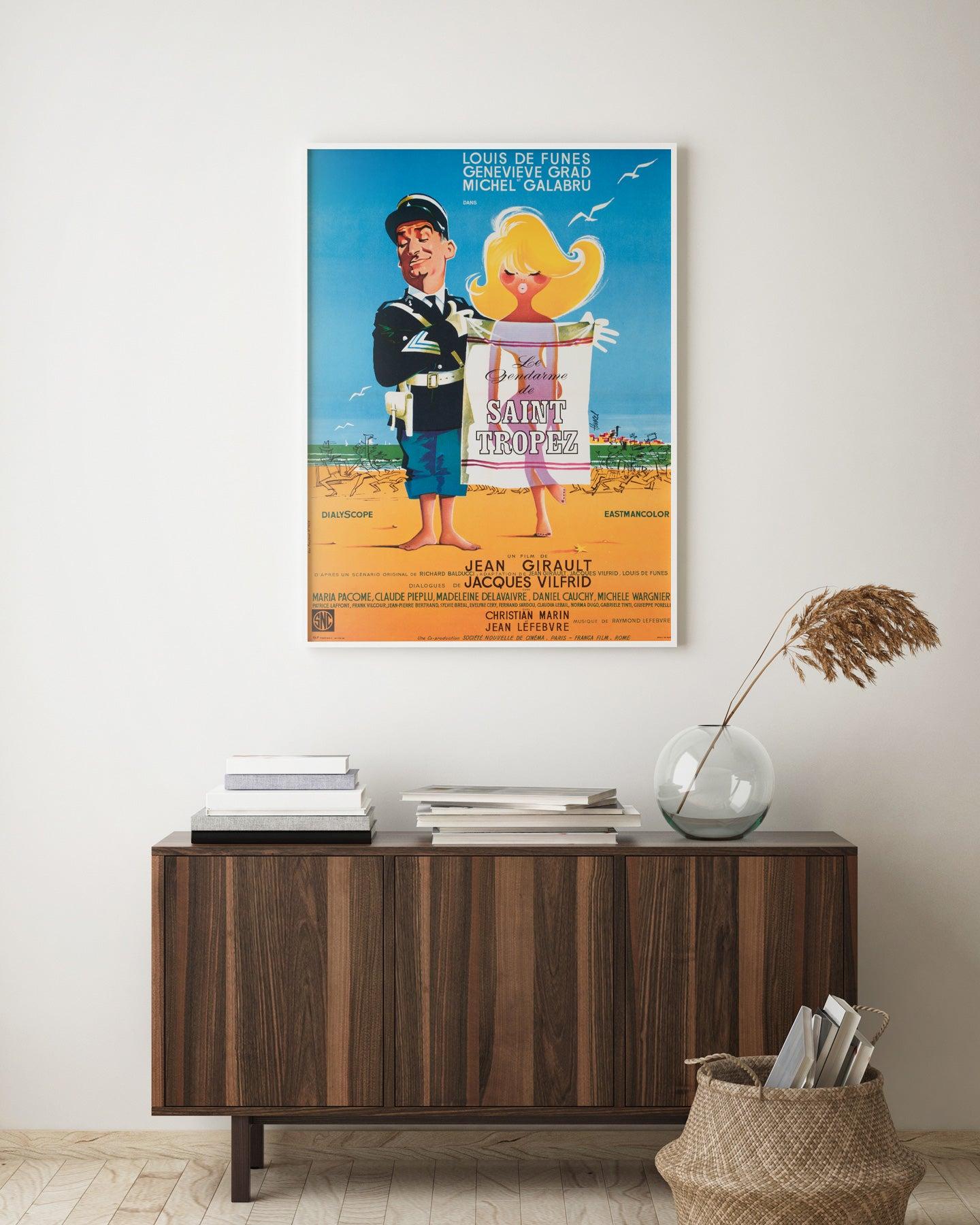 Ein wirklich lustiges und farbenfrohes Design von Clement Hurel ziert diese landestypische französische Moyenne für die Komödie Le gendarme de Saint-Tropez (Die Truppen von St. Tropez) von Jean Girault. Der erste Film der klassischen