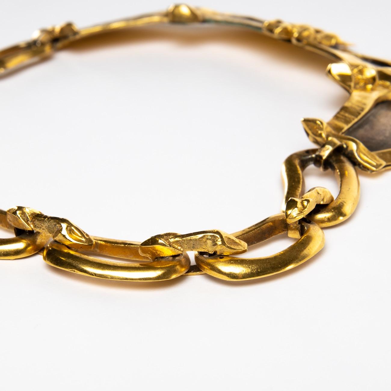 This unique necklace is composed of a large link representing a gendarme (left) and another large link depicting a thief (right). The two links are two-tone, in gilded bronze and in silvered bronze. They are 