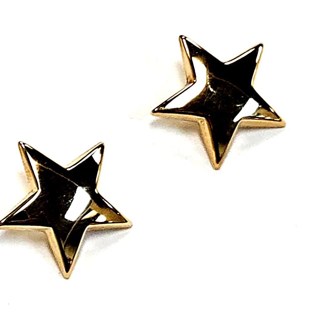 Elaborados en radiante oro amarillo de 18 quilates, los pendientes estrella 