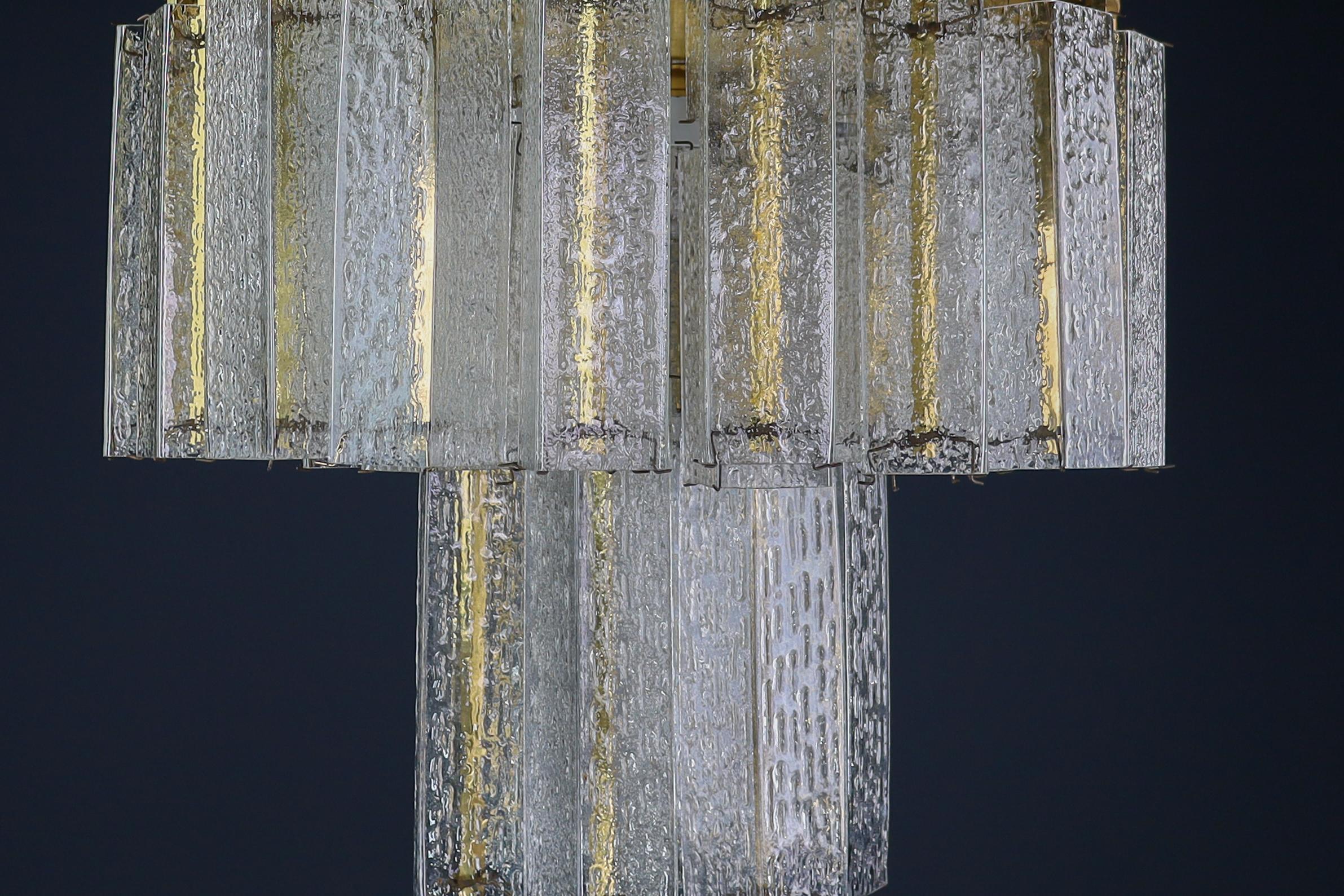 Lustre du milieu du siècle dernier Le Grande XL en laiton et verre de glace structuré, Autriche 1950 en vente 4