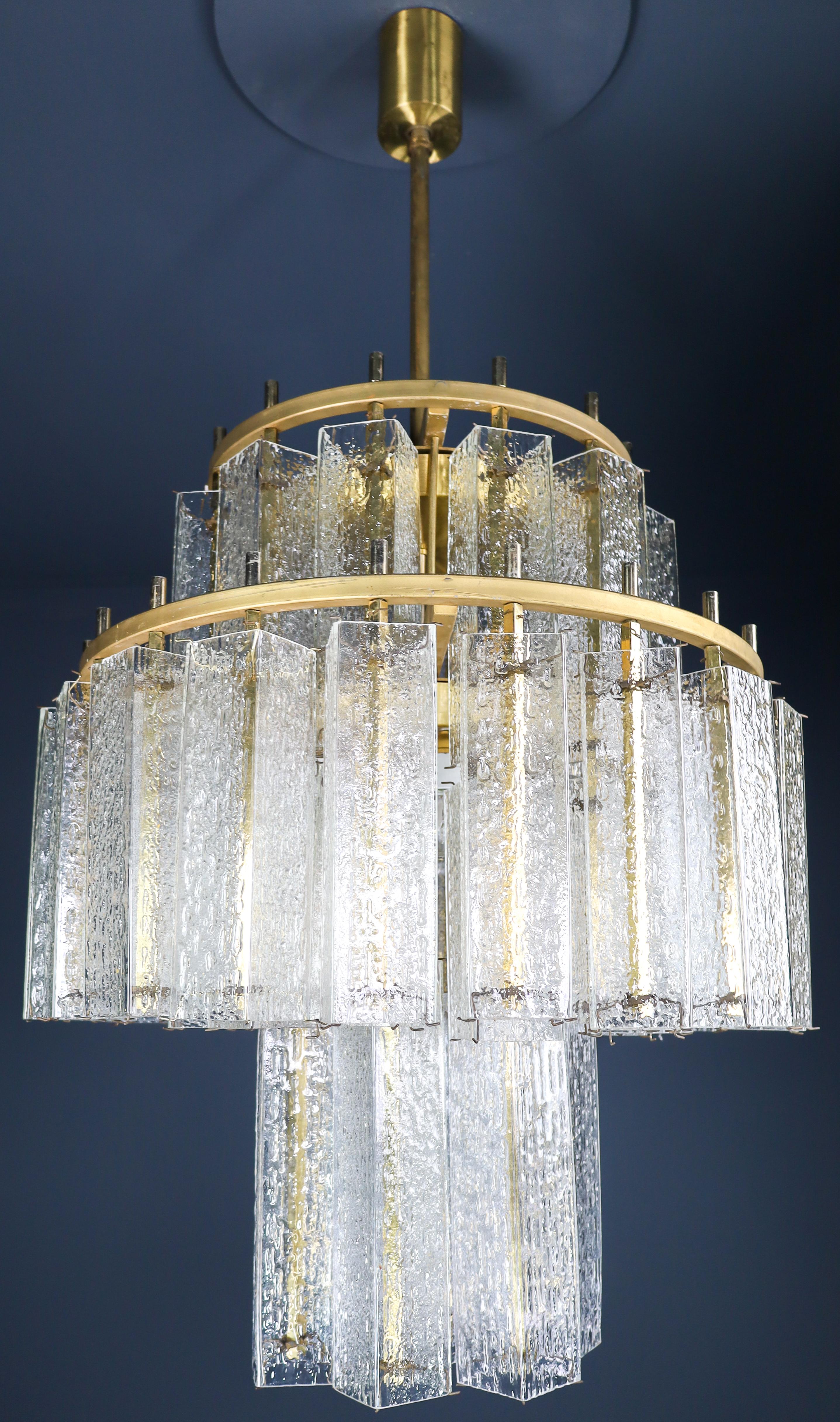 Le Grande XL Midcentury Chandelier In Brass & Structured Ice Glass, Austria 1950 For Sale 5