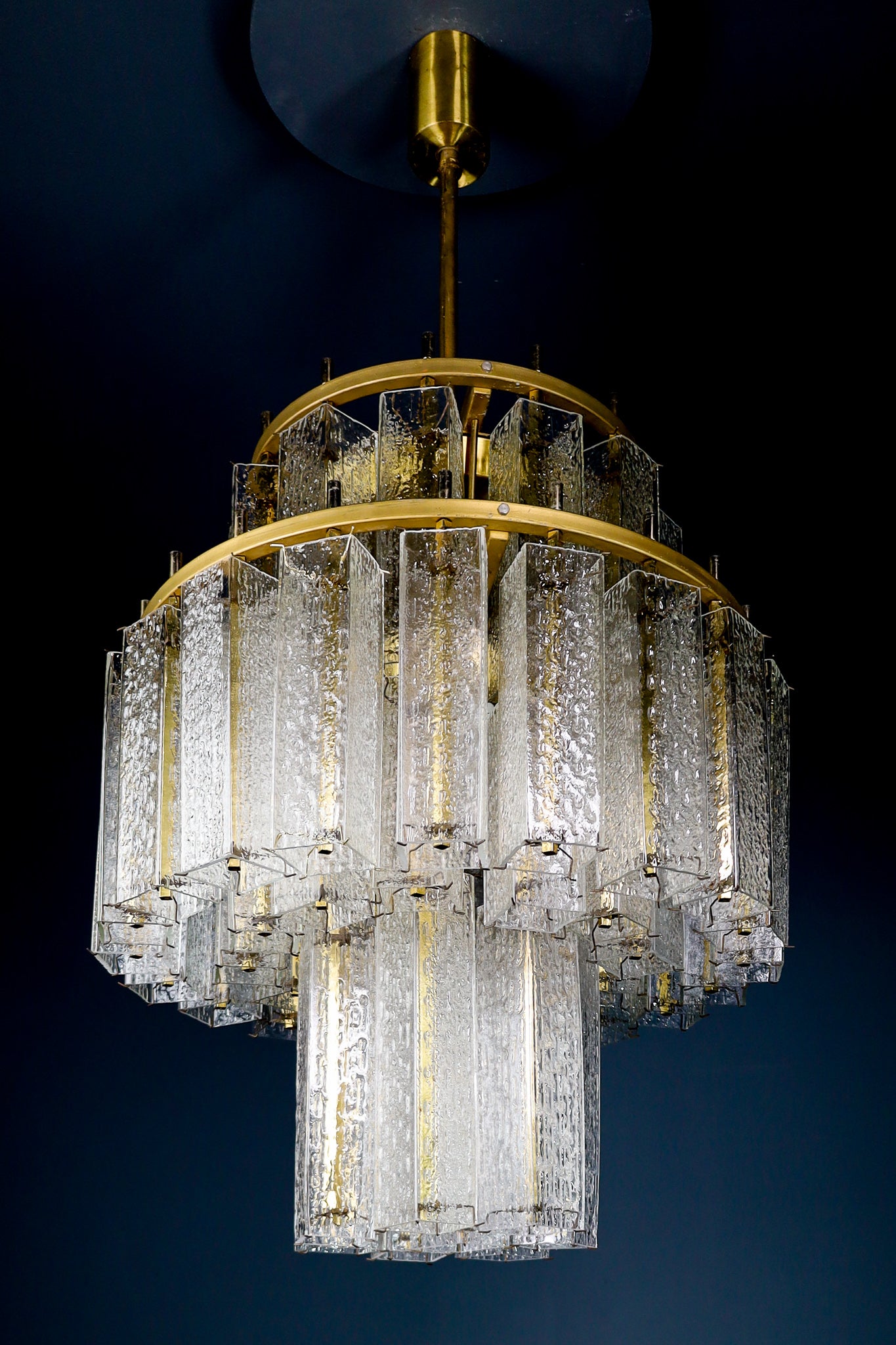 Le Grande XL Lustre du milieu du siècle en laiton et verre structuré, Autriche 1950

Merveilleux et très lourds lustres de qualité fabriqués en Autriche Europe, vers les années 1950. Ce lustre comporte sept douilles (E27) et contient 52 tubes en