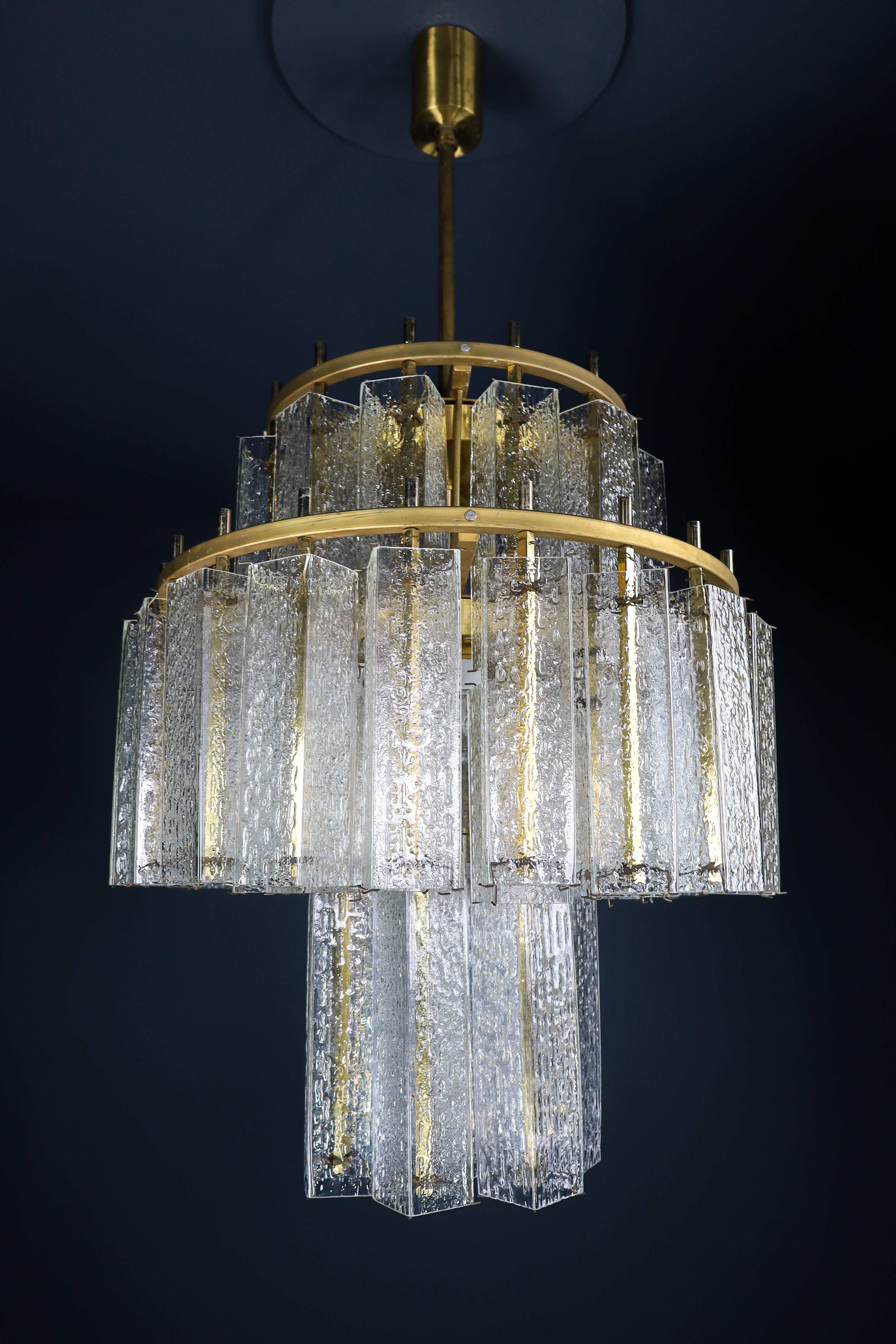 Le Grande XL Midcentury Chandelier In Brass & Structured Ice Glass, Austria 1950 In Good Condition For Sale In Almelo, NL
