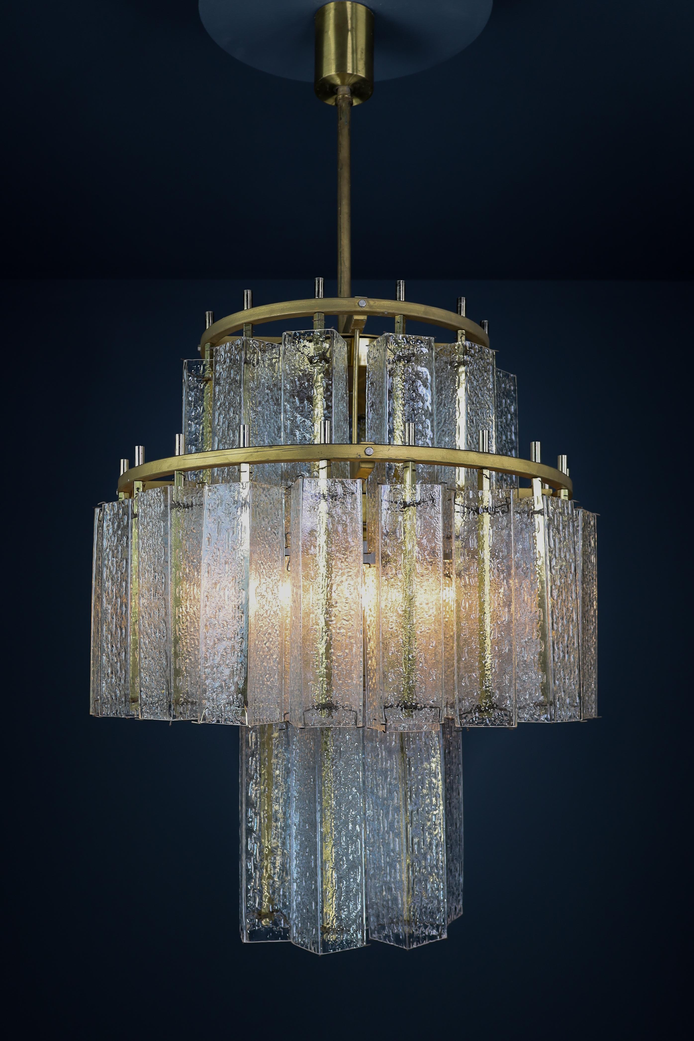 Le Grande XL Midcentury Chandelier In Brass & Structured Ice Glass, Austria 1950 For Sale 1