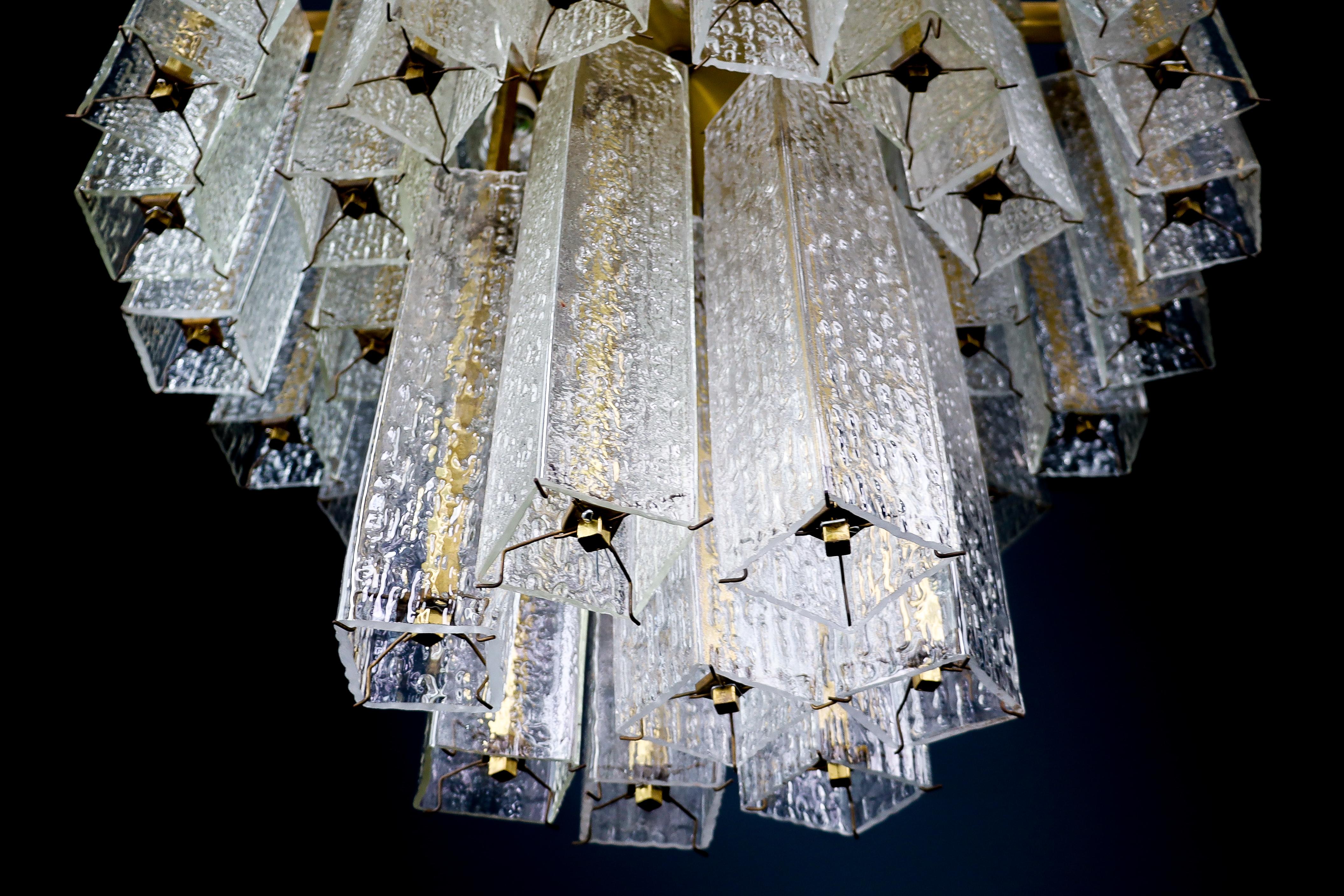 Le Grande XL Midcentury Chandelier In Brass & Structured Ice Glass, Austria 1950 For Sale 2