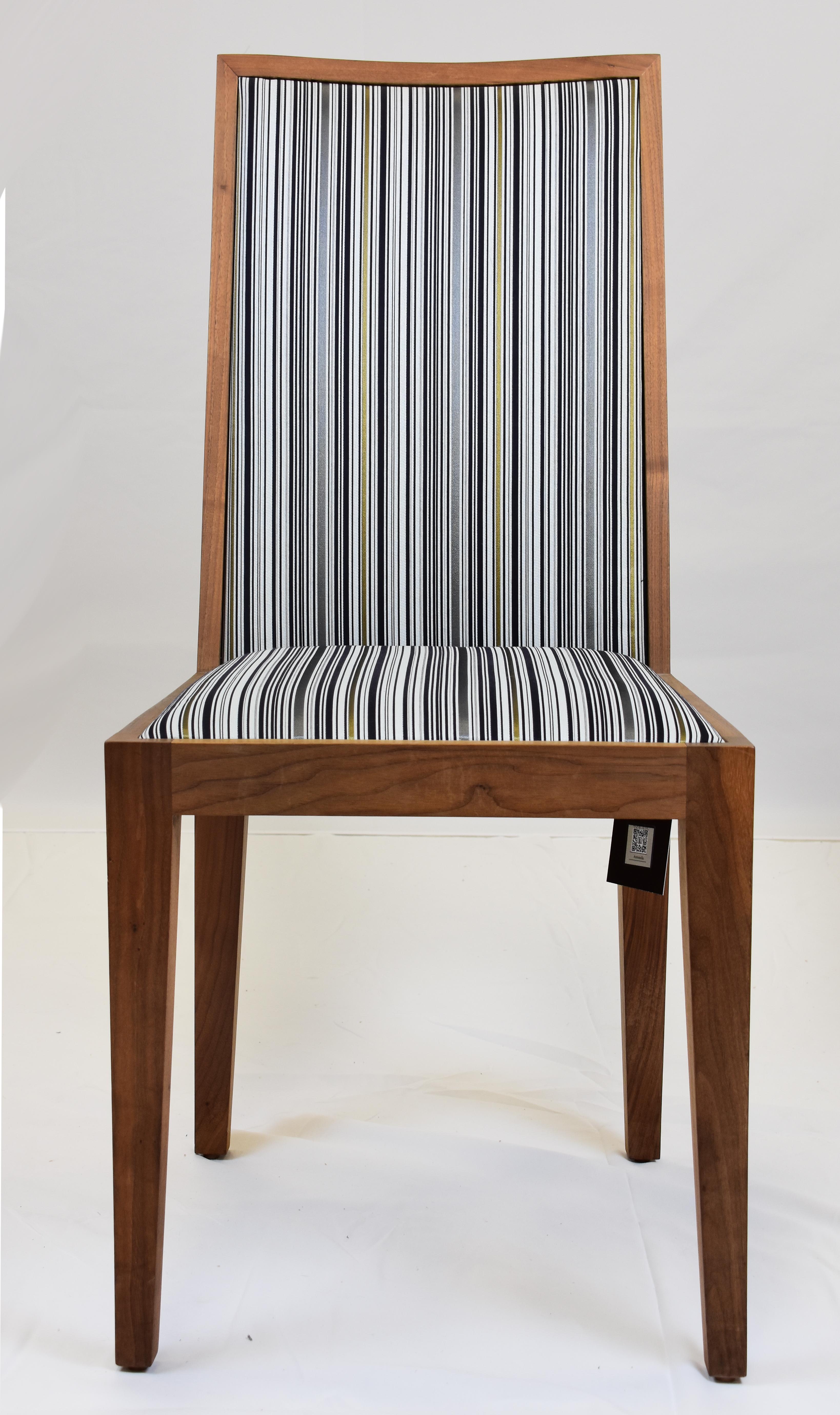 Le Jeune Upholstery Antonella Nussbaum Esszimmerstuhl Showroom Modell

Zum Verkauf angeboten wird ein armloser Esszimmerstuhl von Le Jeune Upholstery mit grau und blau gestreiften Polstermischungen. Der Stuhl kann kleine Flecken auf dem Holz haben,