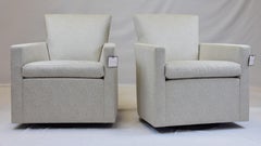 Le Jeune-Polsterung Barrel Swivel Kara-Stuhl Showroom-Modell, 2 verfügbar