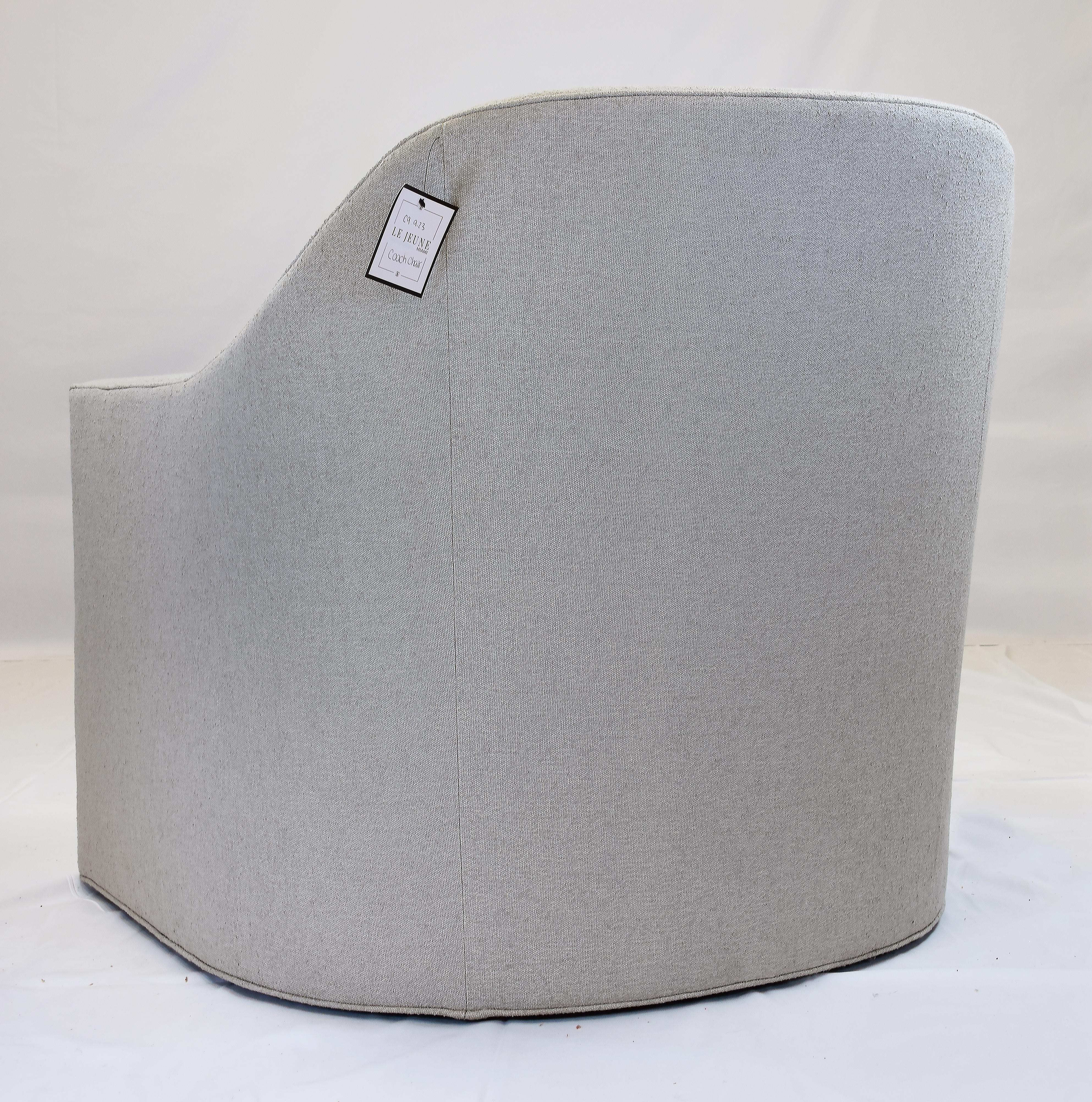 Le Jeune Upholstery Coach Barrel Chair Ausstellungsraum Modell im Angebot 1