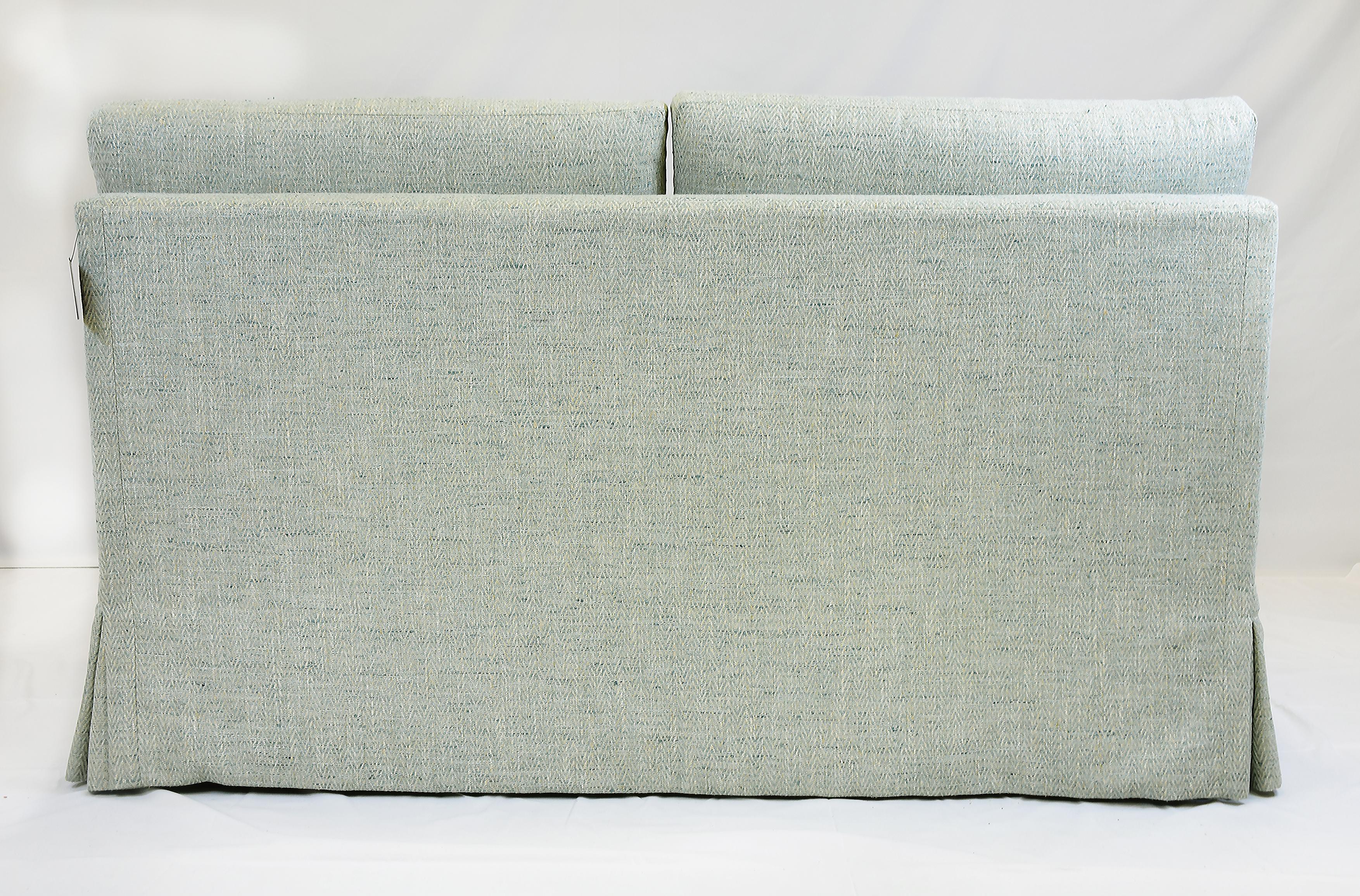 Le Jeune gepolsterte Gracie 2-Sitz-Sofa, Showroom-Modell, Modell im Angebot 1