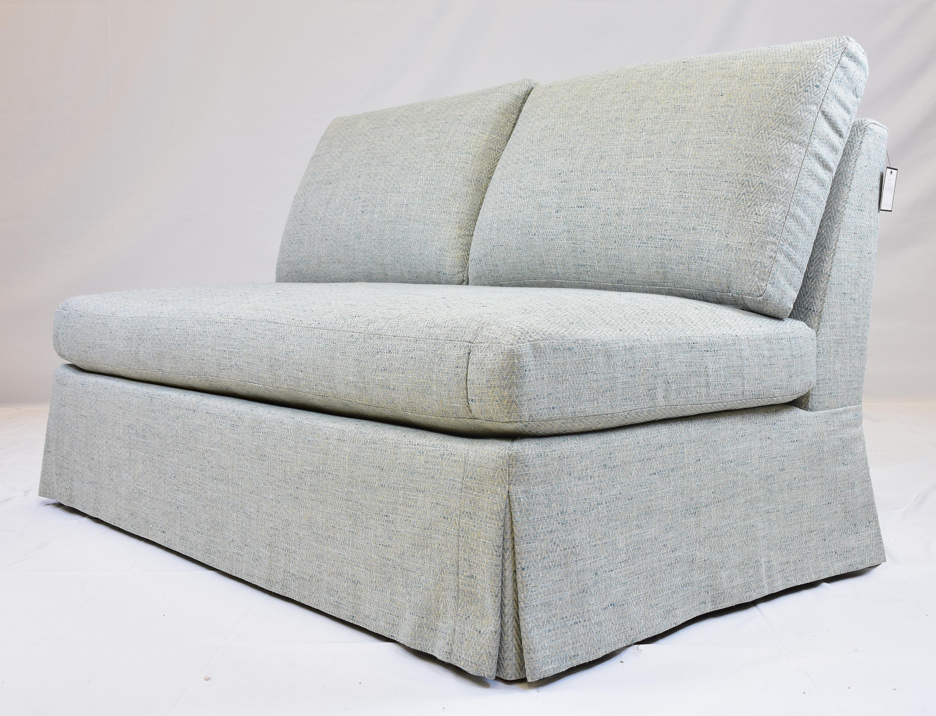 Le Jeune gepolsterte Gracie 2-Sitz-Sofa, Showroom-Modell, Modell im Zustand „Gut“ im Angebot in Miami, FL