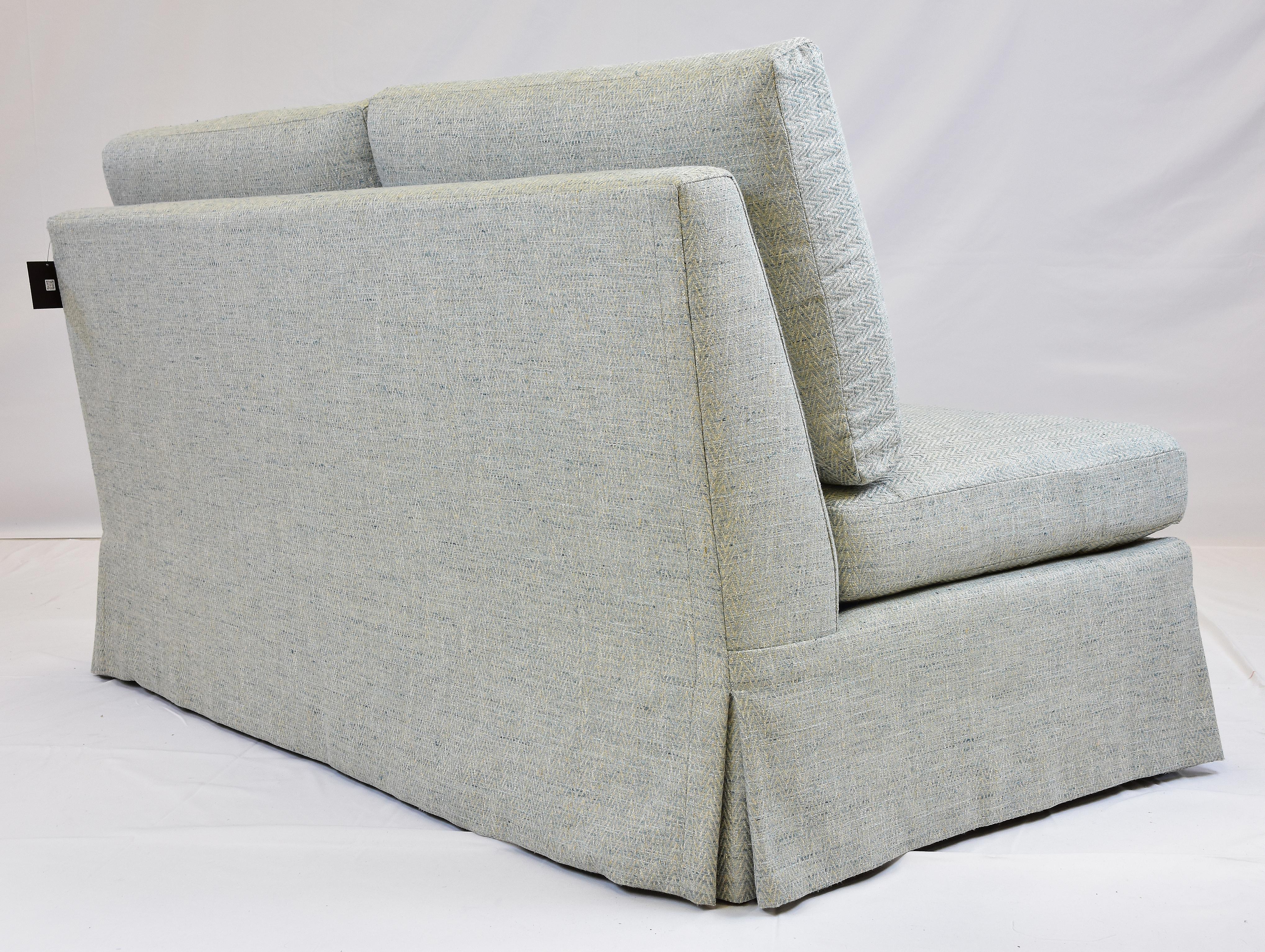 Le Jeune gepolsterte Gracie 2-Sitz-Sofa, Showroom-Modell, Modell (Stoff) im Angebot