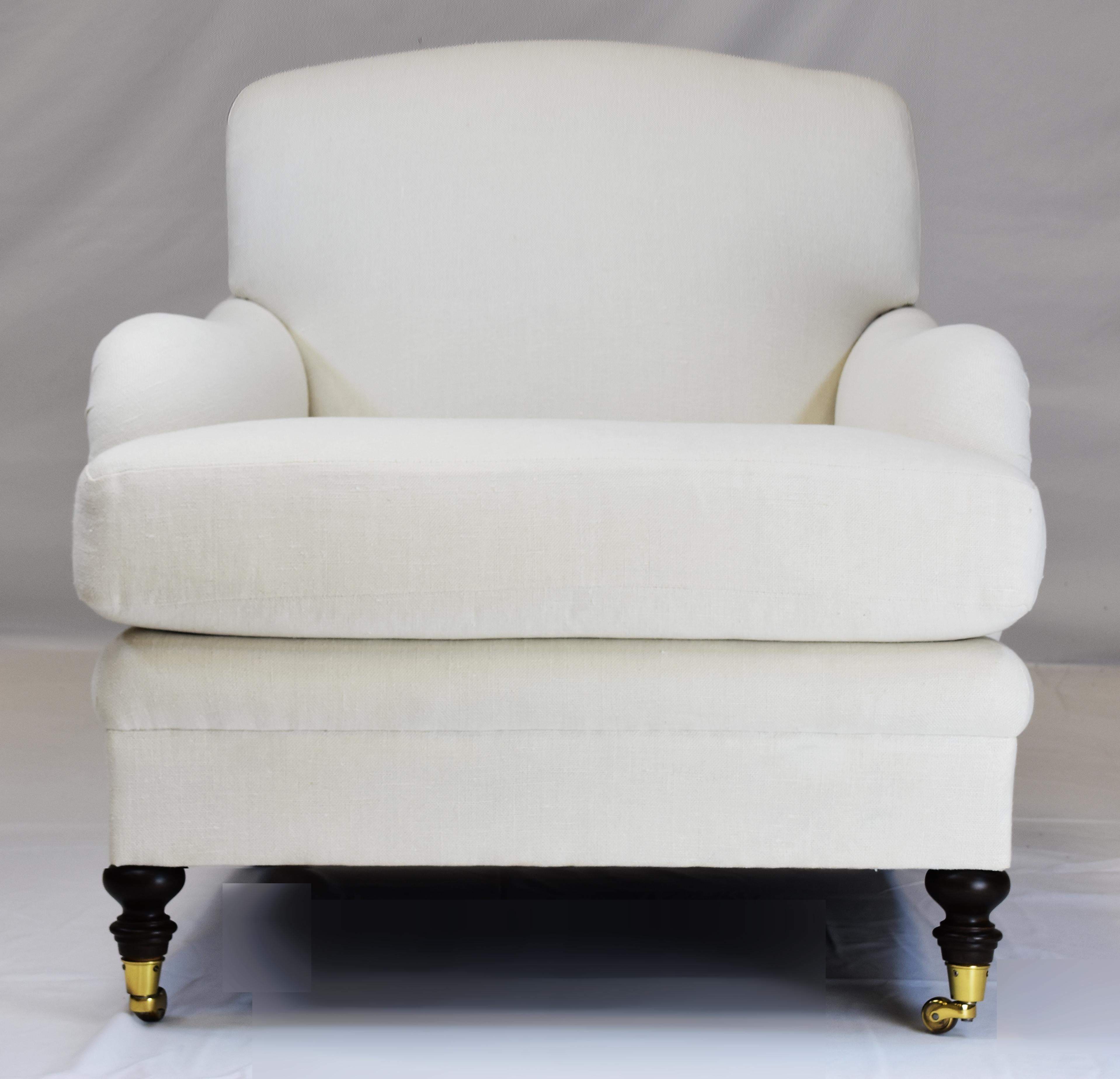 Le Jeune Upholstery Hampton Stuhl Showroom Modell auf Rollen

Zum Verkauf angeboten wird ein off weiß Le Jeune Upholstery englischen Stil HAMPTON C1 .923 Sessel Showroom-Modell. 	Dieser Sessel ist ein mittelgroßer, traditioneller Loungesessel mit