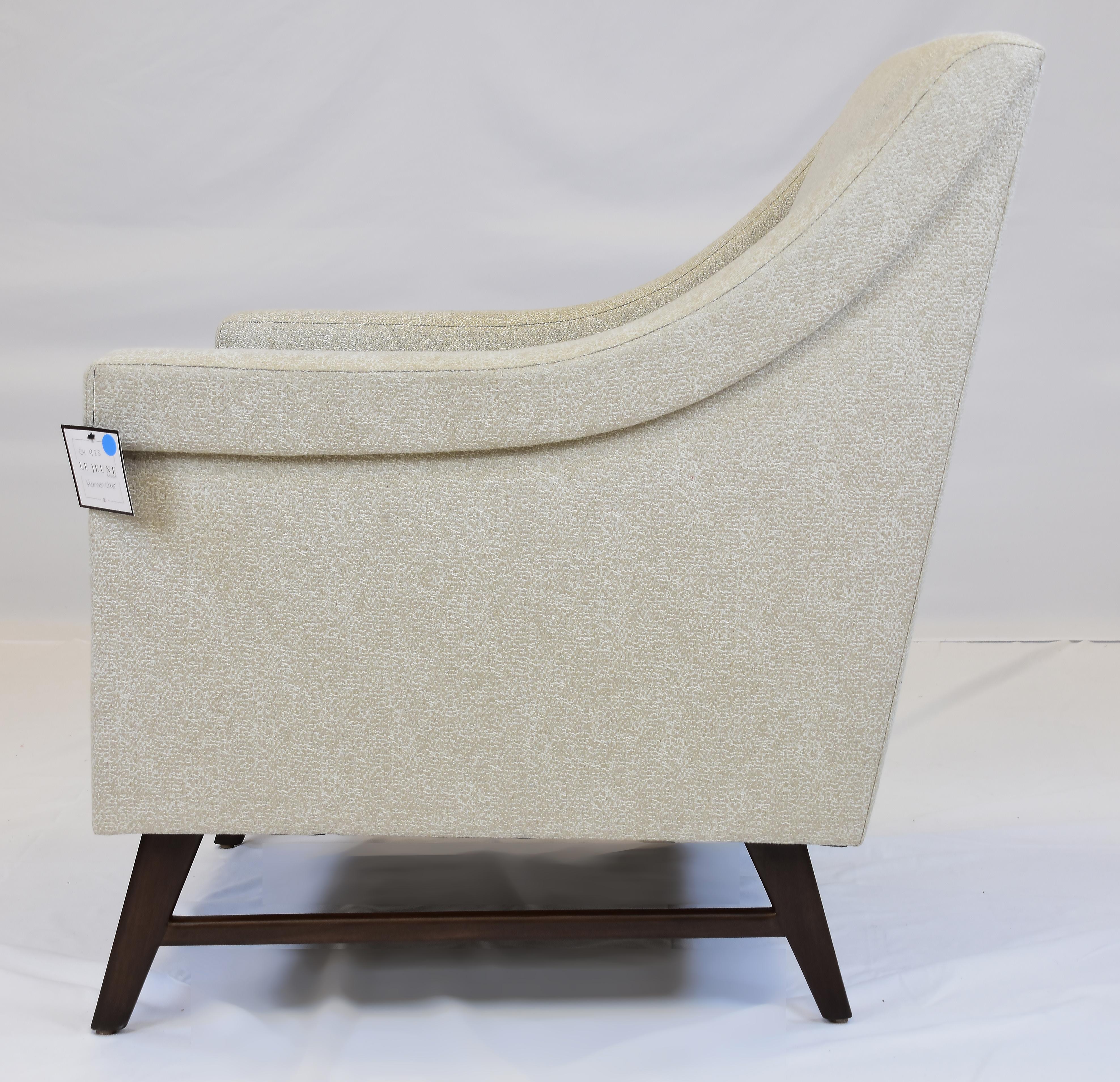 Le Jeune Upholstery Hansen Lounge Chair Showroom Model In Good Condition For Sale In Miami, FL