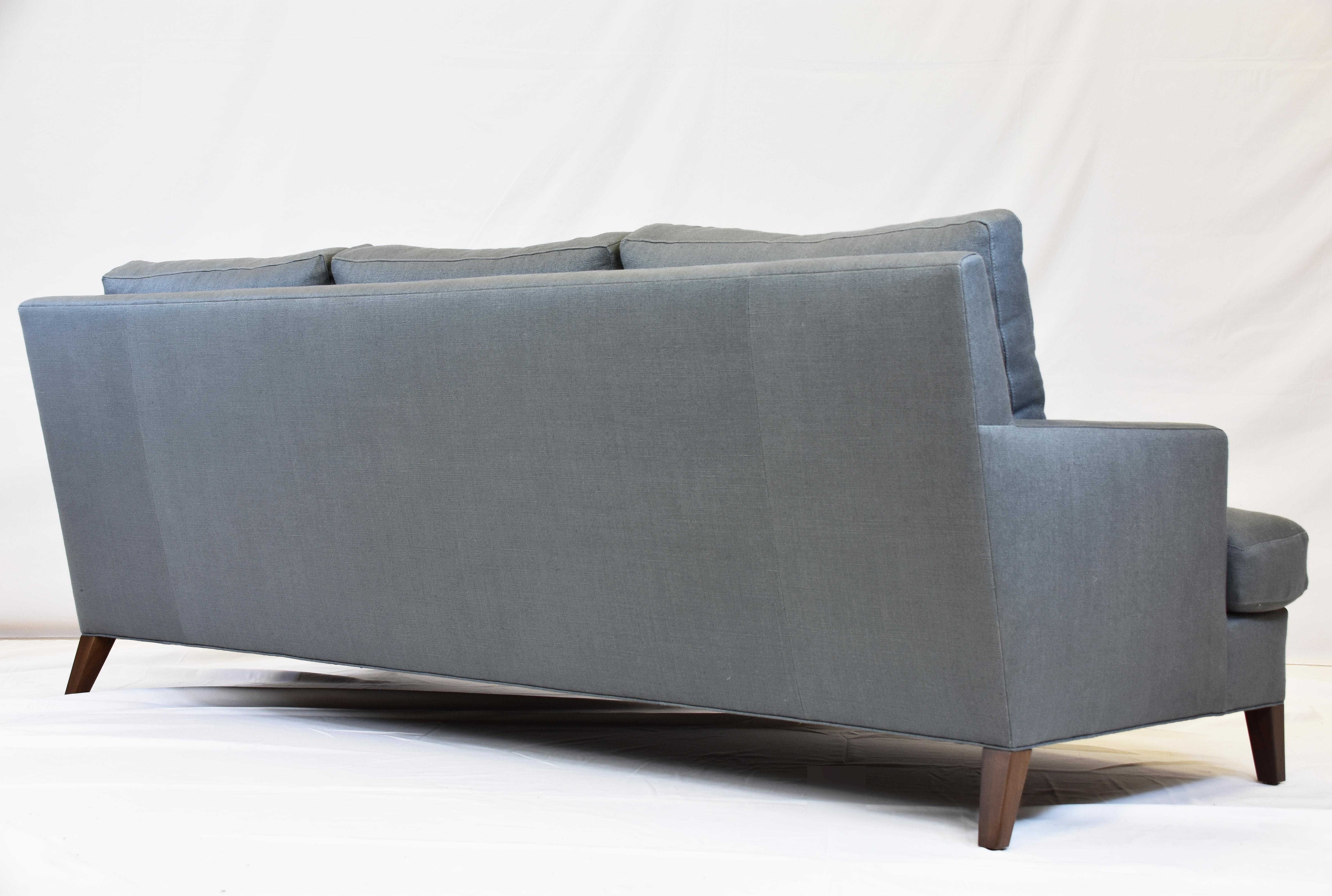 Le Jeune Upholstery Hollywood Sofa Showroom Model In Good Condition For Sale In Miami, FL