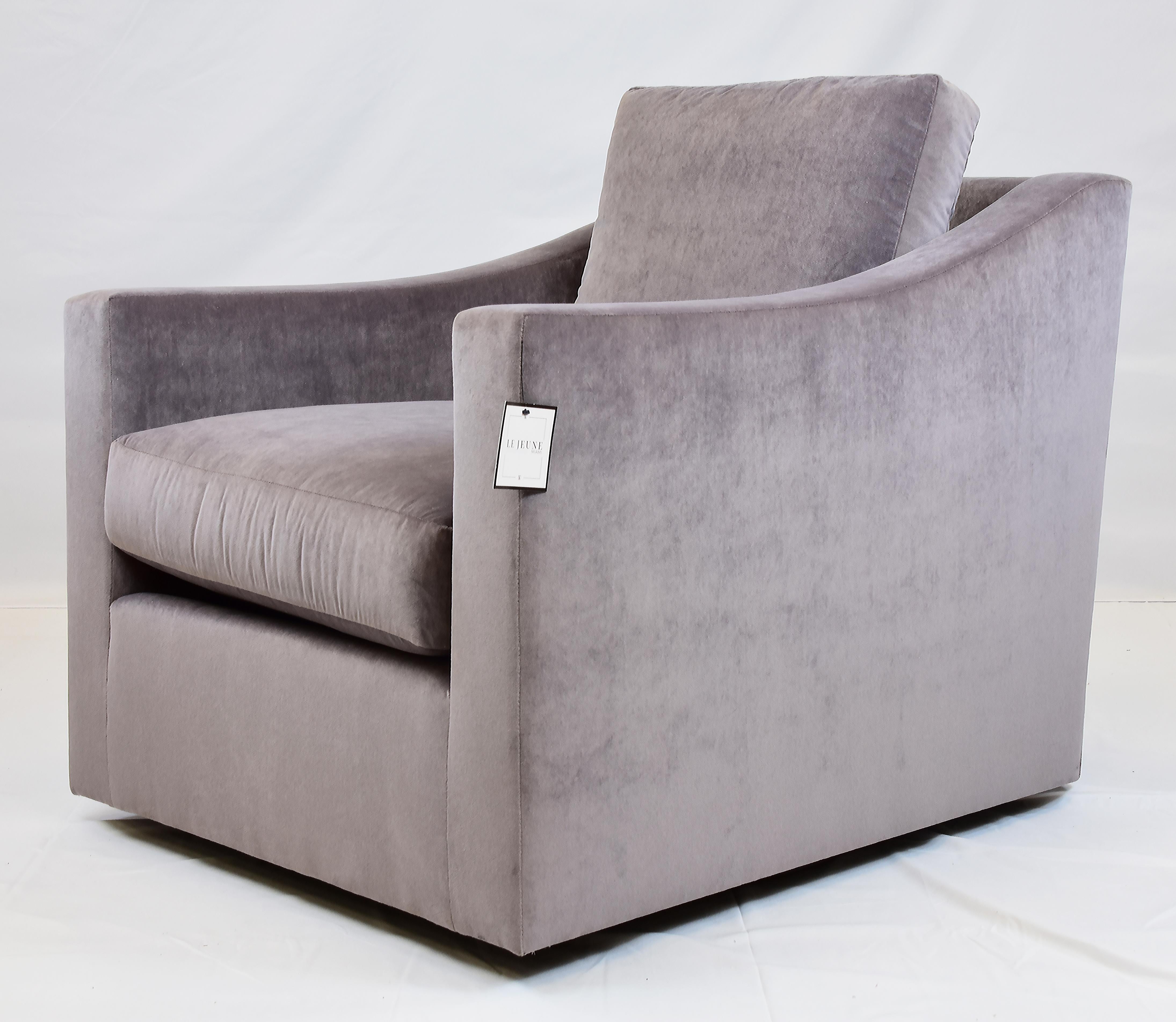 Americano Modello di showroom della tappezzeria Le Jeune Lacey Swivel Lounge Chair in vendita