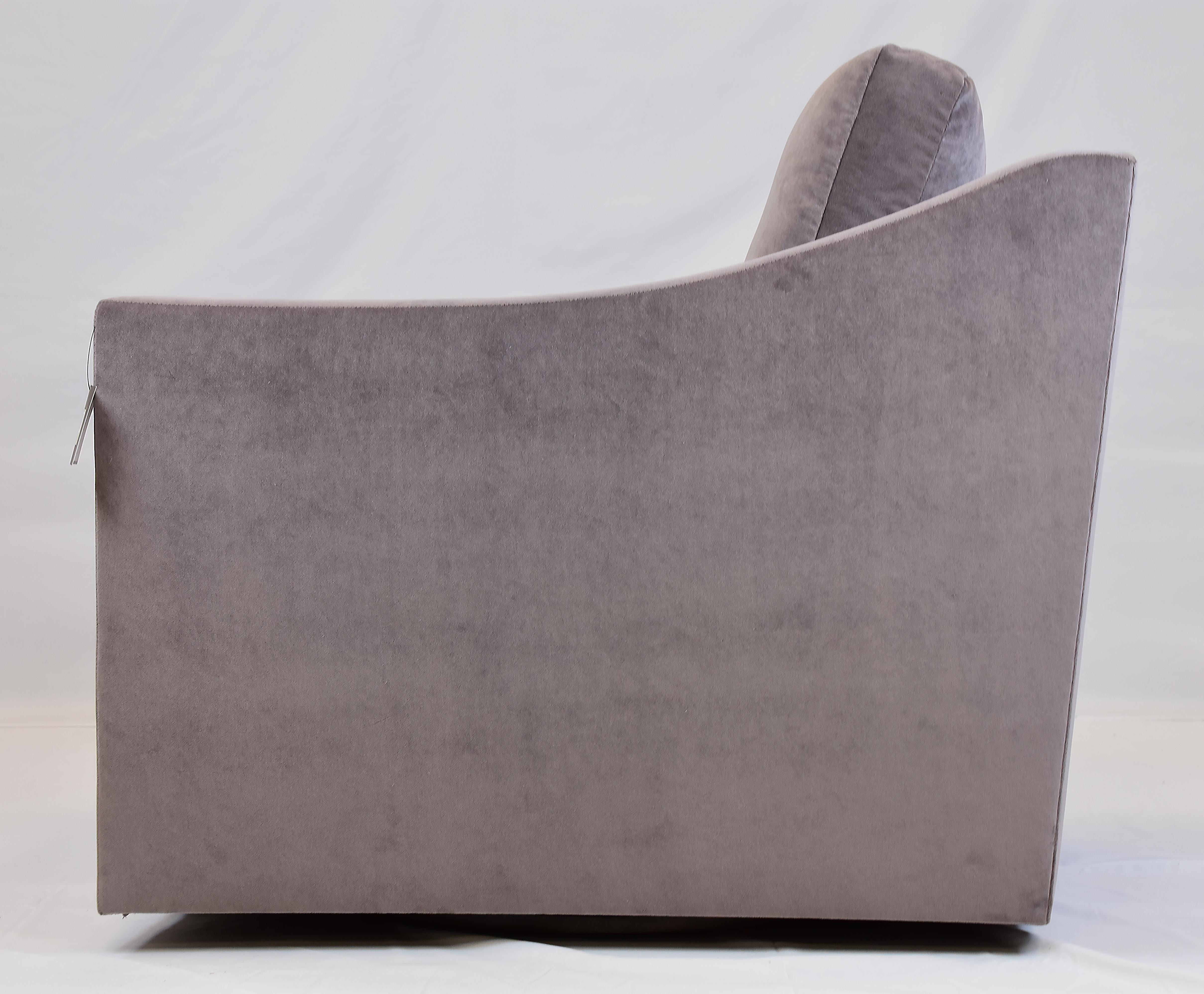 Modello di showroom della tappezzeria Le Jeune Lacey Swivel Lounge Chair In condizioni buone in vendita a Miami, FL