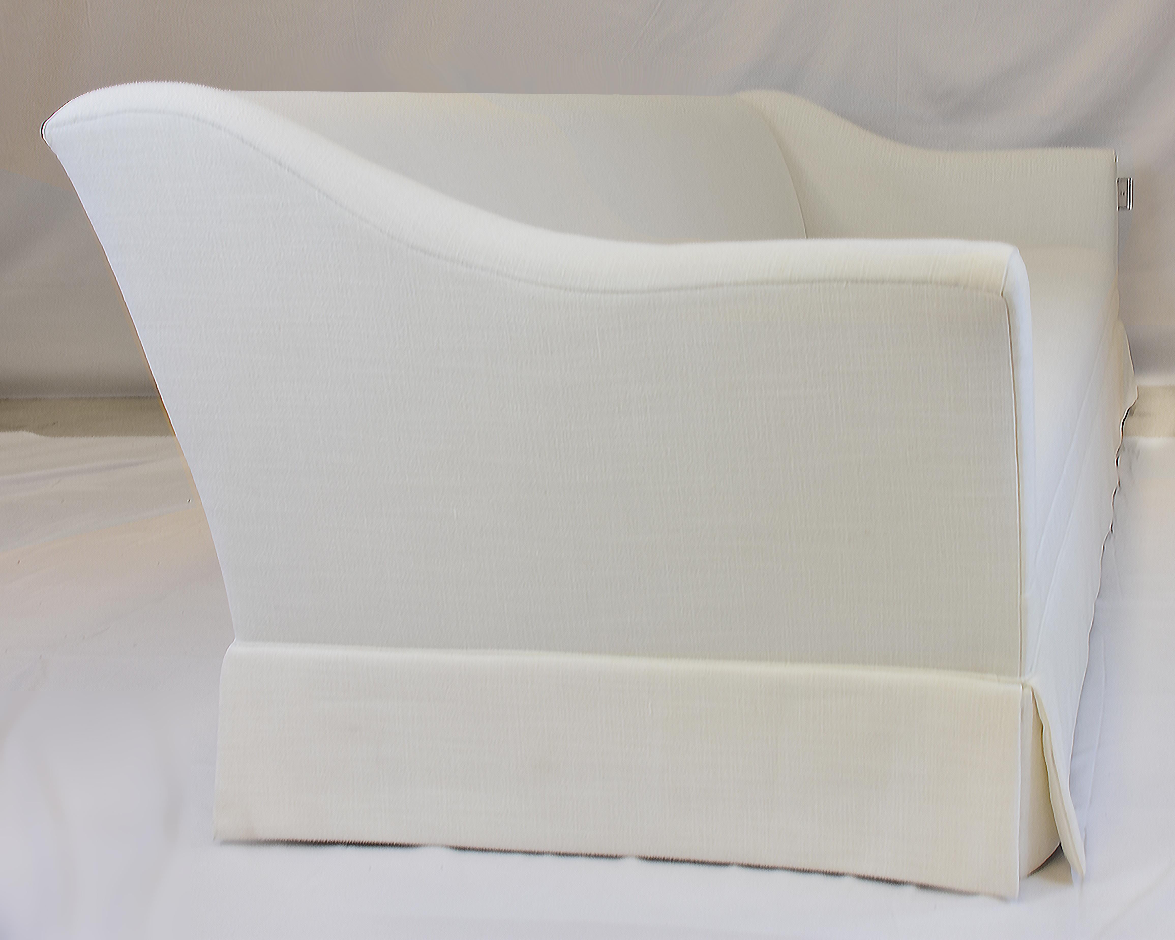 Le Jeune Upholstery Lucca Sofa Showroom Model in White Linen In Good Condition In Miami, FL