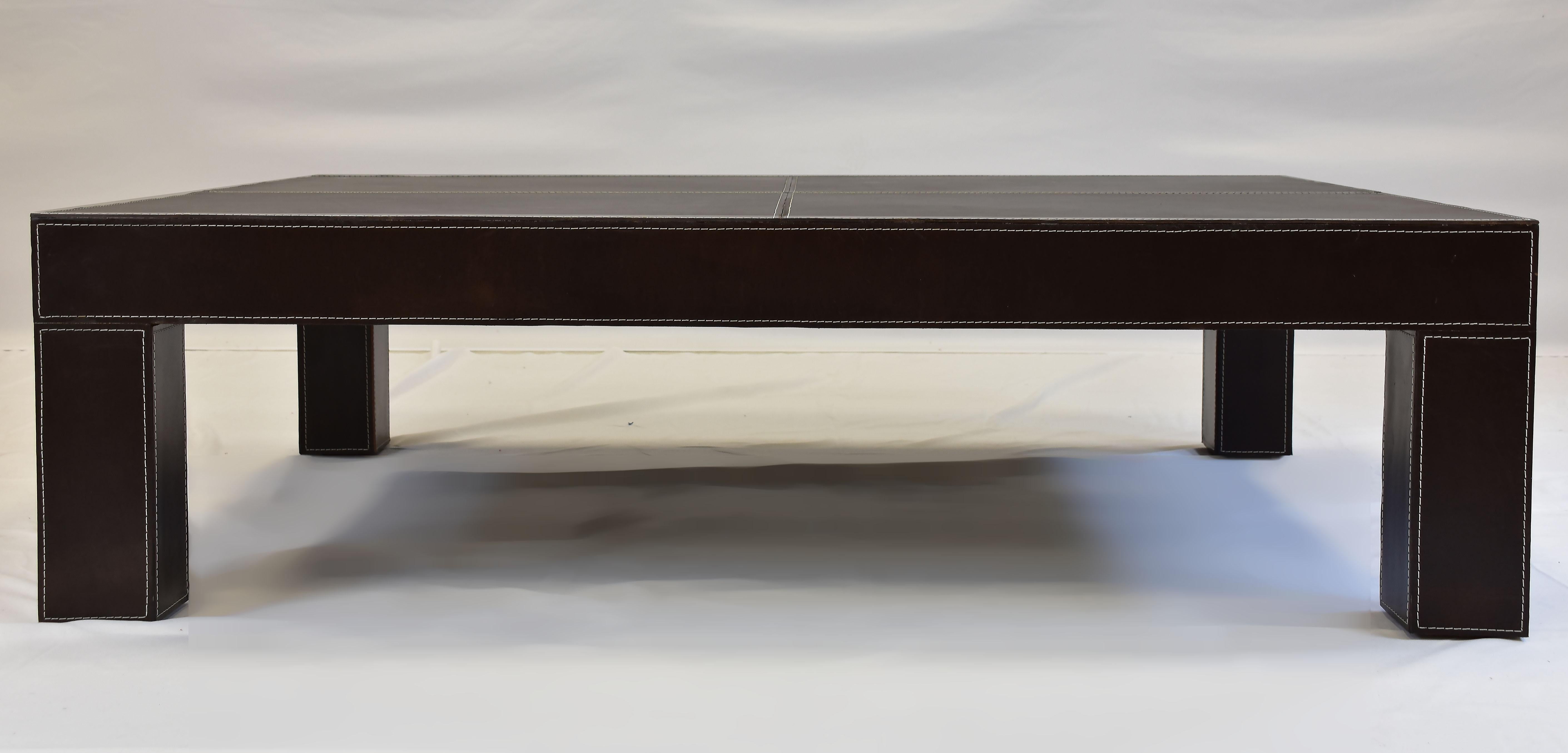 XXIe siècle et contemporain Le Jeune Upholstery Table basse en cuir Saddle Up Showroom Model en vente