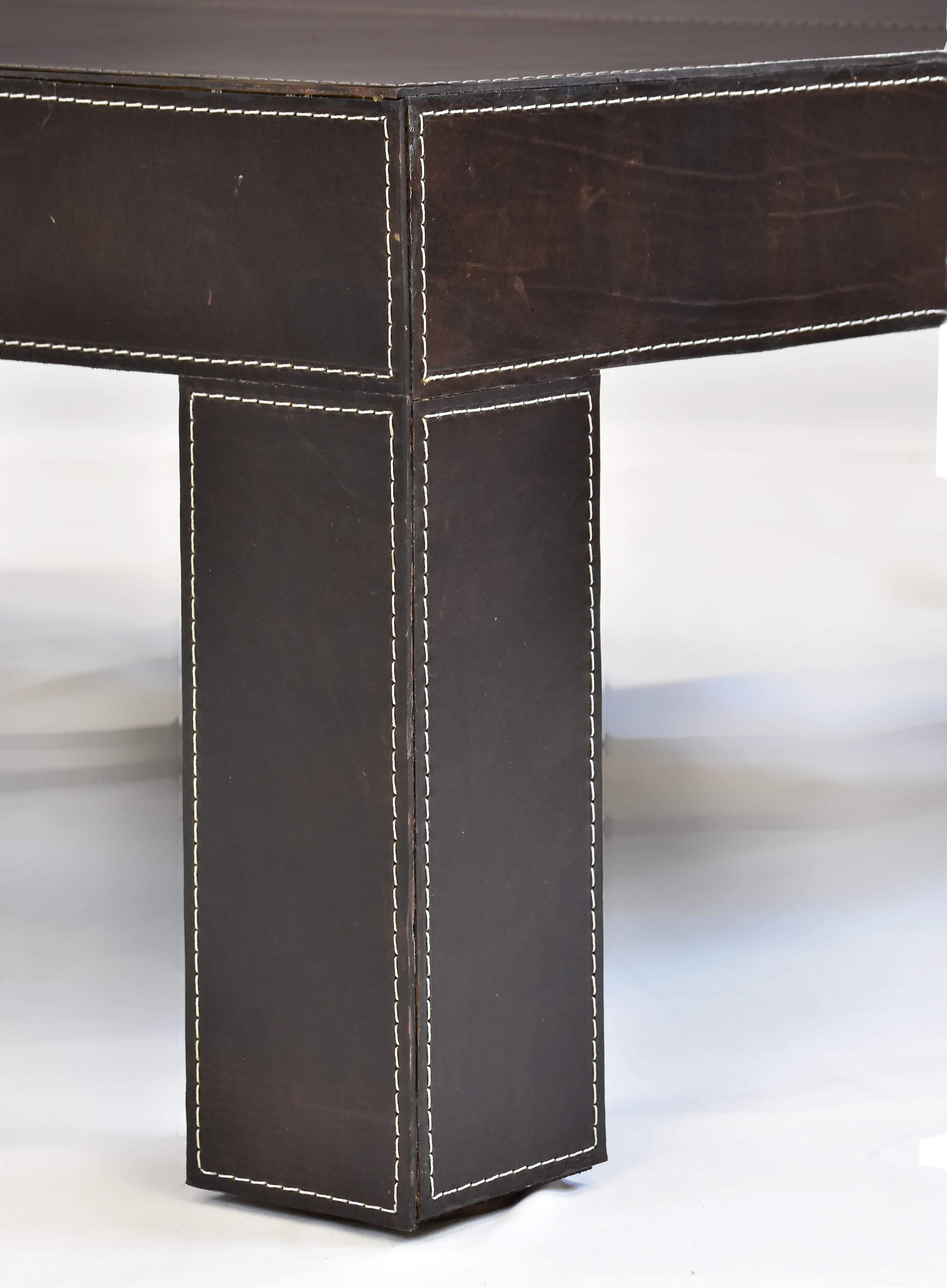 Le Jeune Upholstery Table basse en cuir Saddle Up Showroom Model en vente 1