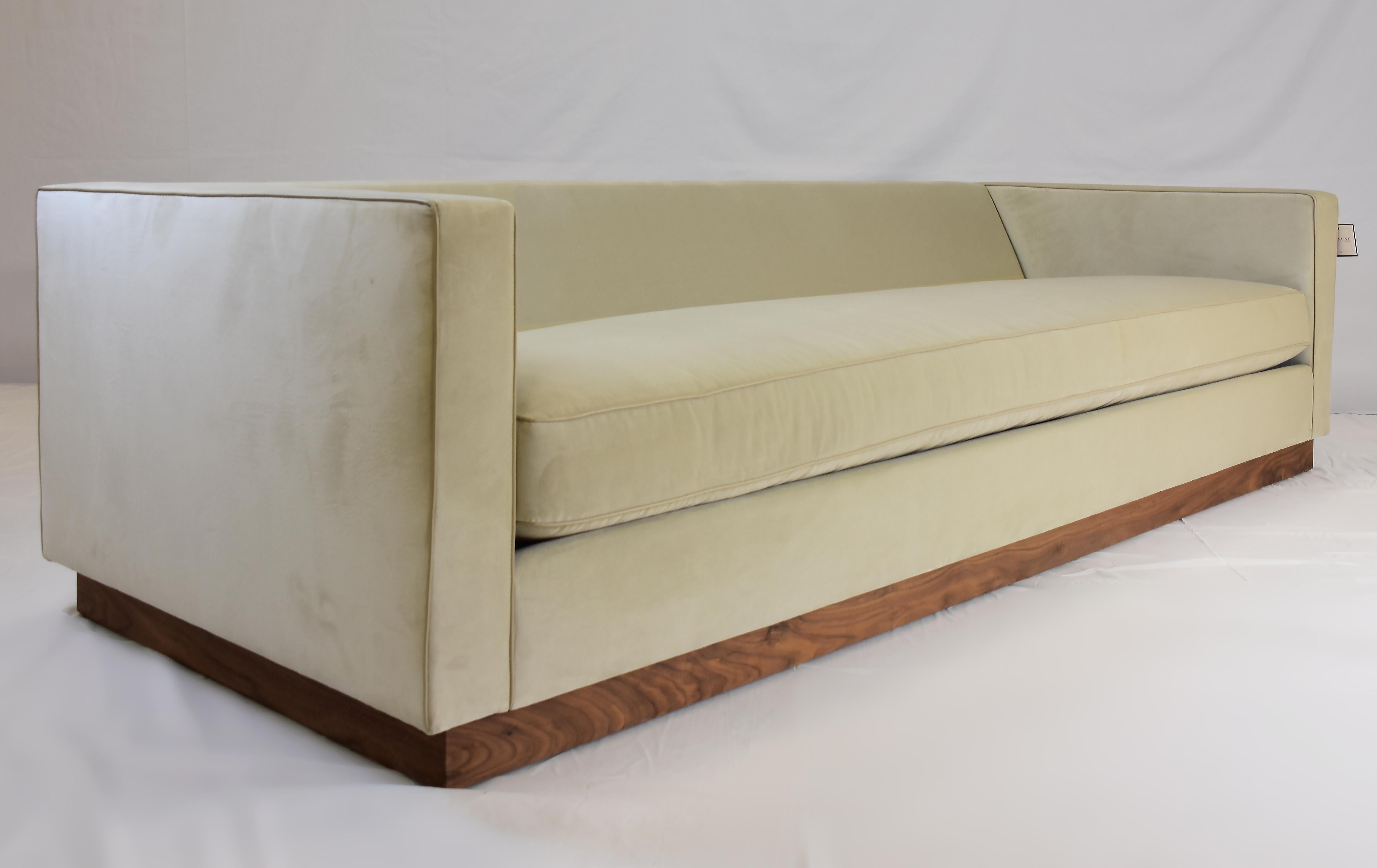 Moderne Le Jeune Upholstery Shaker 3-Seat Sofa Showroom Model en vente