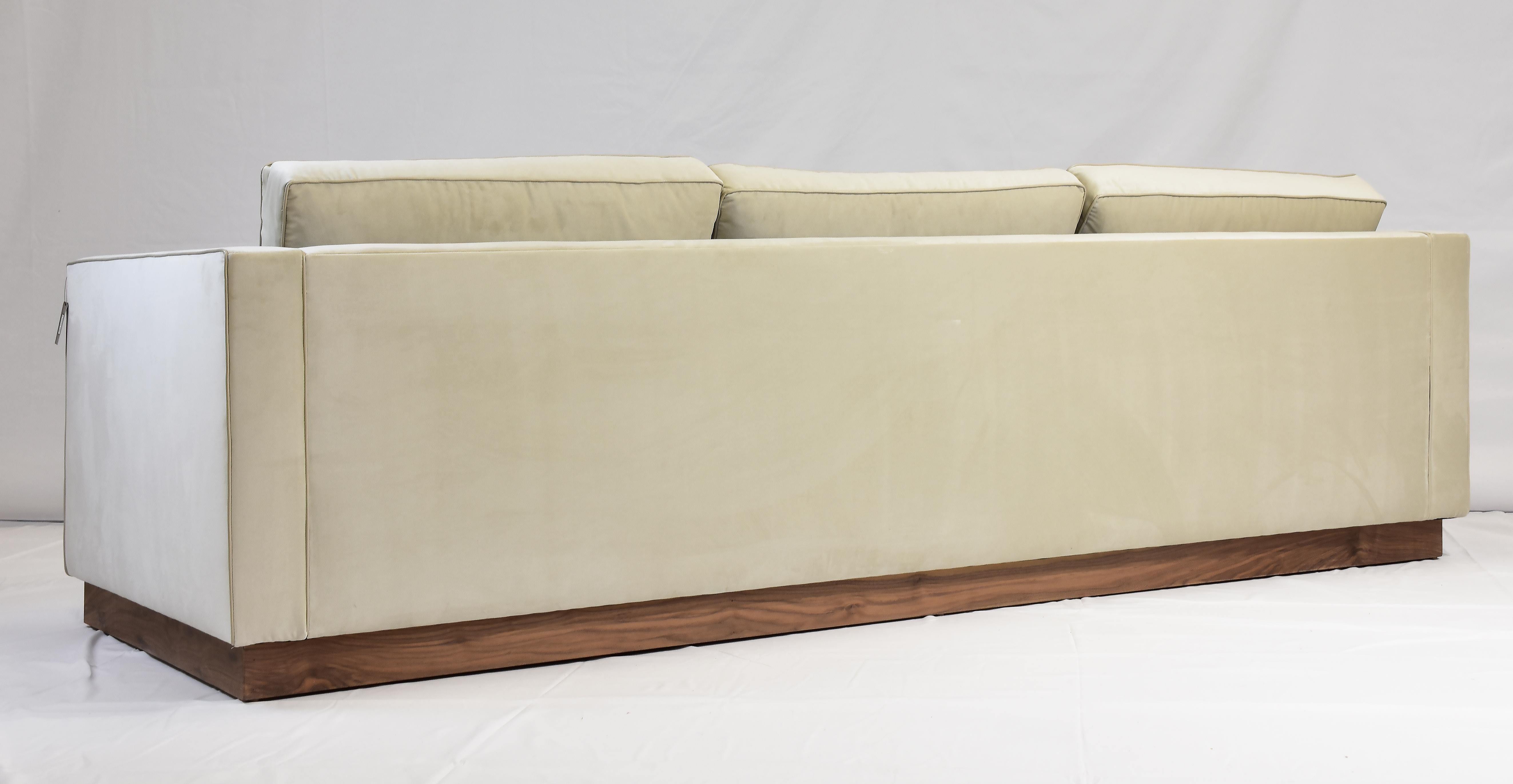 Le Jeune Upholstery Shaker 3-Seat Sofa Showroom Model In Good Condition For Sale In Miami, FL