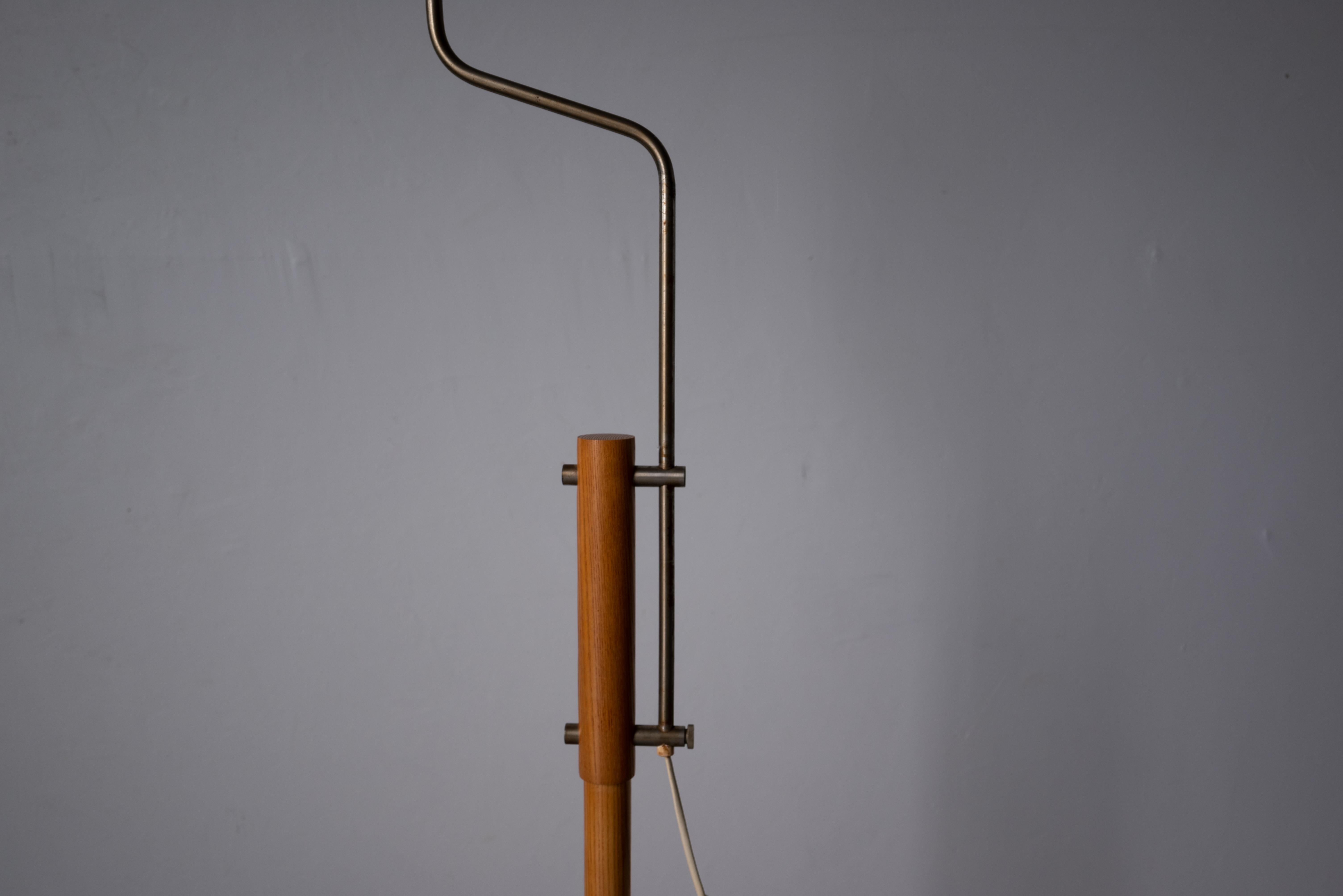 Le Klint, Adjustable Floor Lamp, Oak, Brass, Paper Lampshade, Denmark, 1960s In Good Condition In High Point, NC