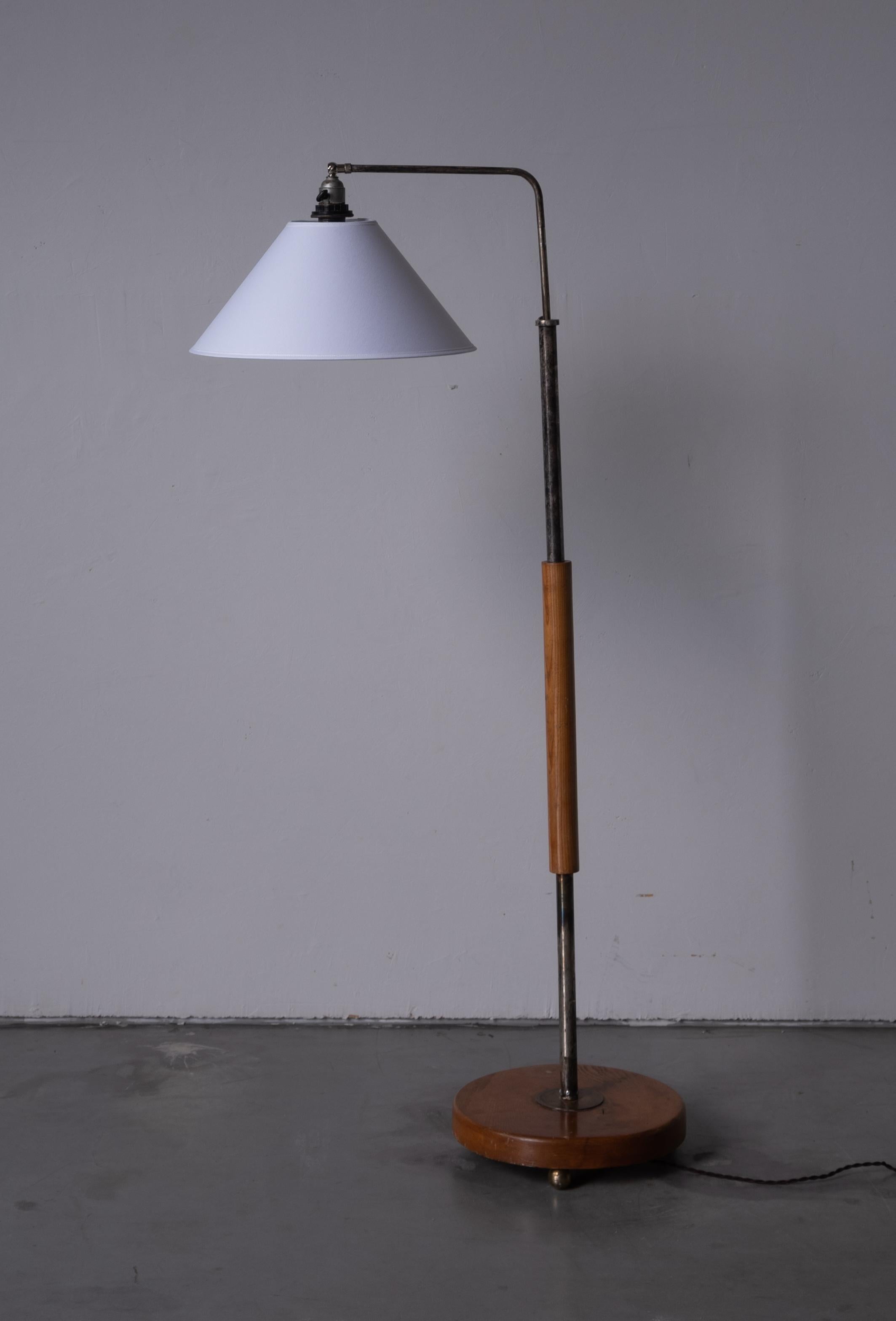 Le Klint, Adjustable Floor Lamp, Oak, Brass, Paper Lampshade, Denmark, 1960s 3