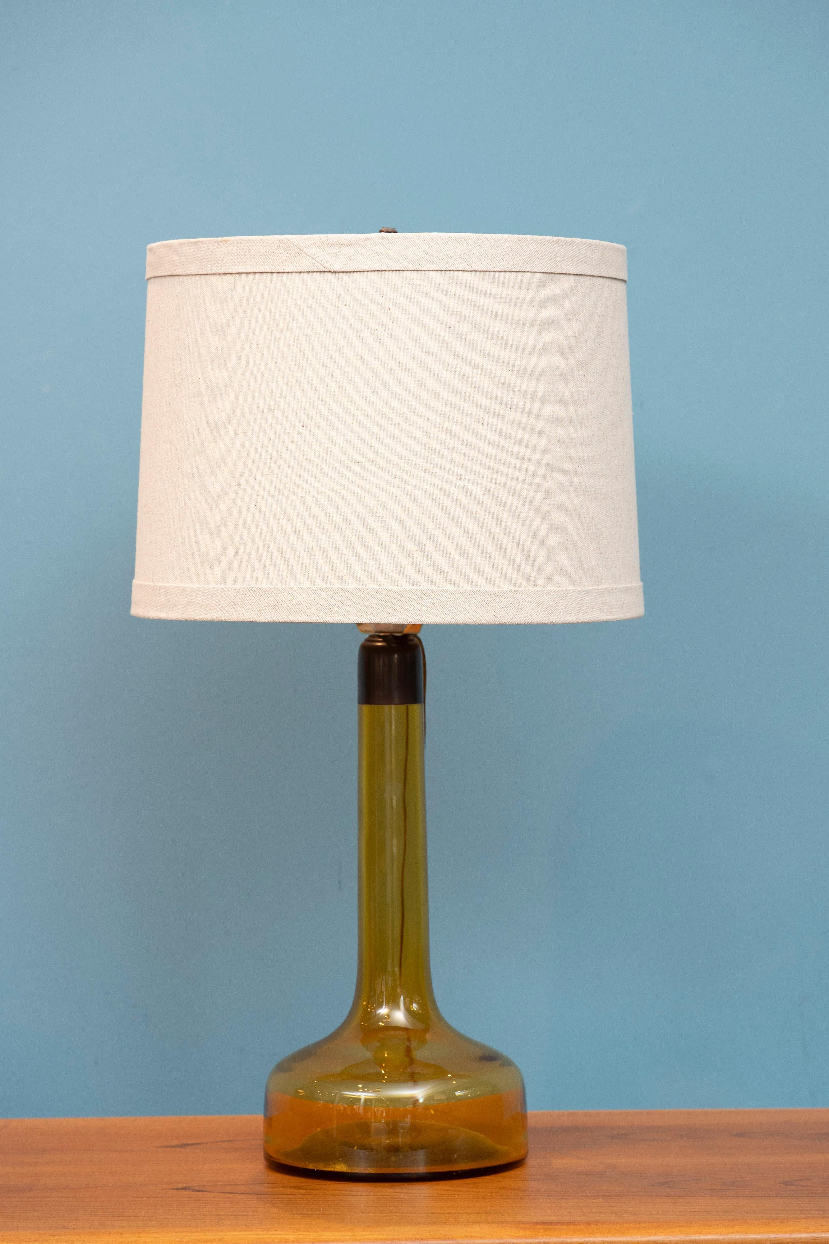 Lampada da tavolo in vetro ambrato Le Clint design, modello 323. Lampada Eleg in buone condizioni di funzionamento. Pronto per essere installato e goduto.