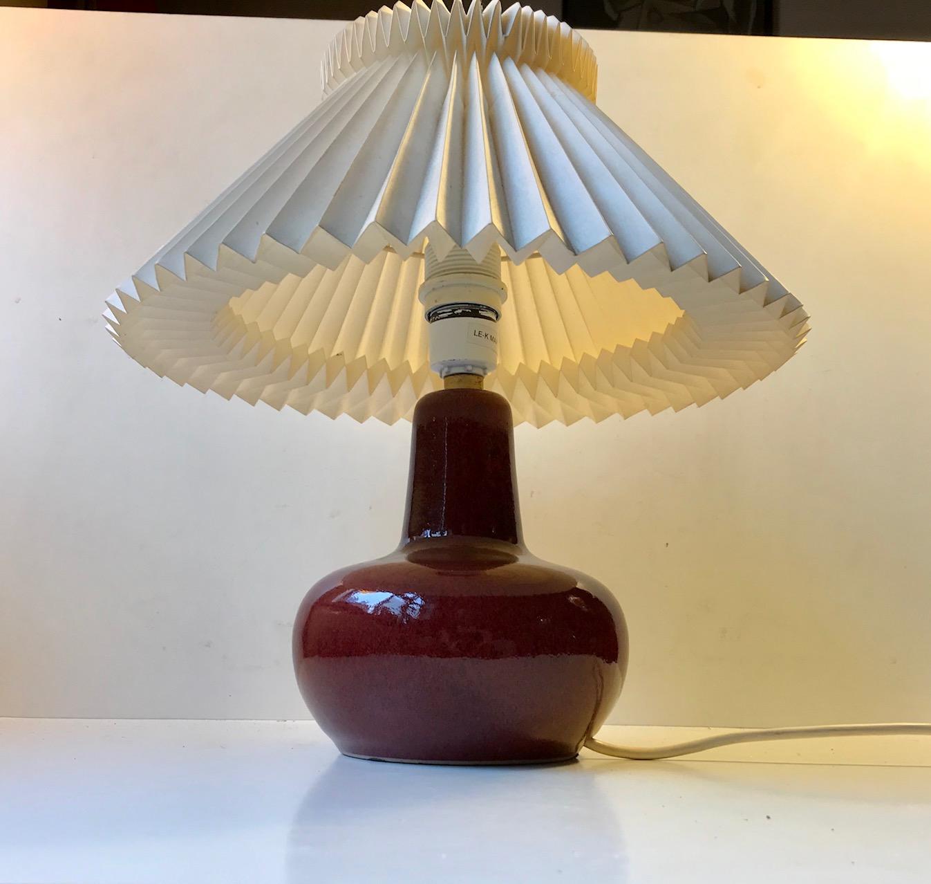Le Klint Ceramic Table Lamp with Oxblood Glaze by Ole Bøgild, 1970s In Good Condition In Esbjerg, DK