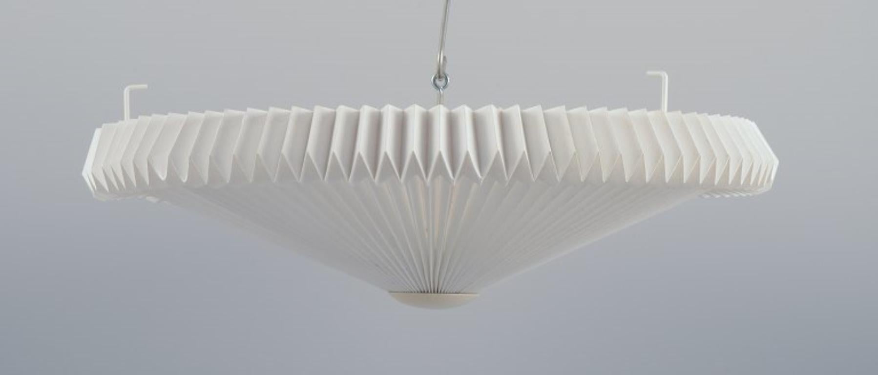 Le Klint, Danish lamp designer. Ceiling lamp.
Hand-folded paper shade in white colour.
In good condition with a few dents. See photo.
Dimensions: D 45.0 cm x H 10.0 cm.