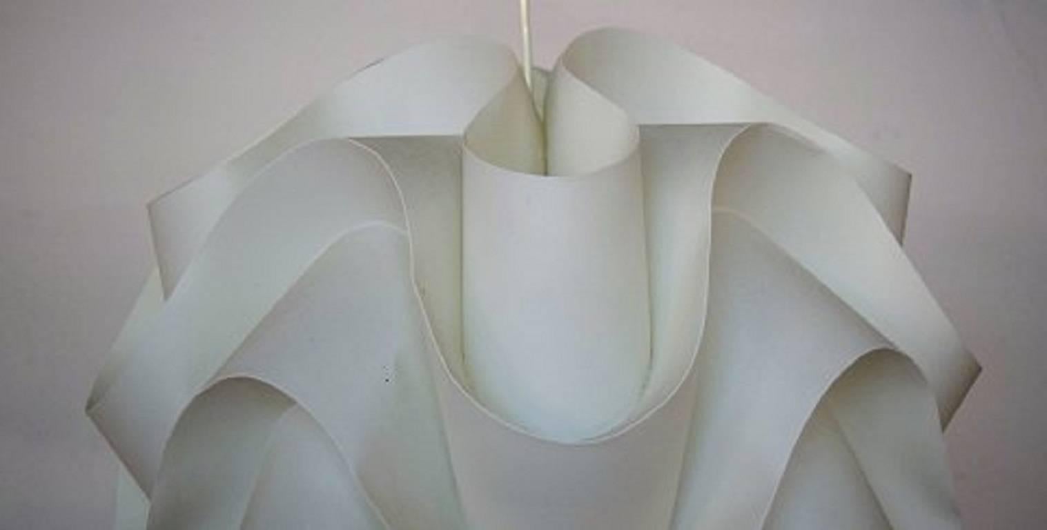 Le Klint, Denmark, 172M (Medium), handfolded in plastic.
The model was designed in 1971 by Poul Christiansen.
Measures: Diameter 34 cm.
In perfect condition.