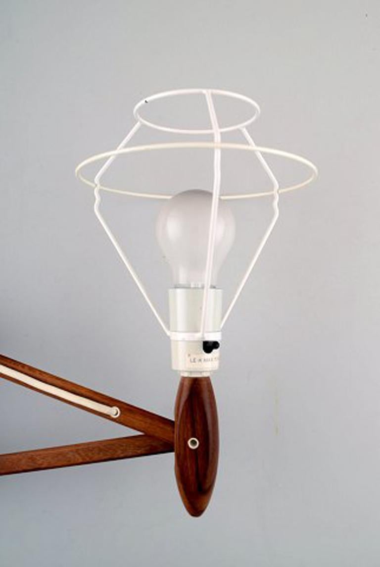 Le Klint / Erik Hansen: Upturned scissors lamp in teak.
Danish design, 1960s.
Measures: Height 38 cm, total length 100 cm.
In very good condition.
Label from Le Klint.
