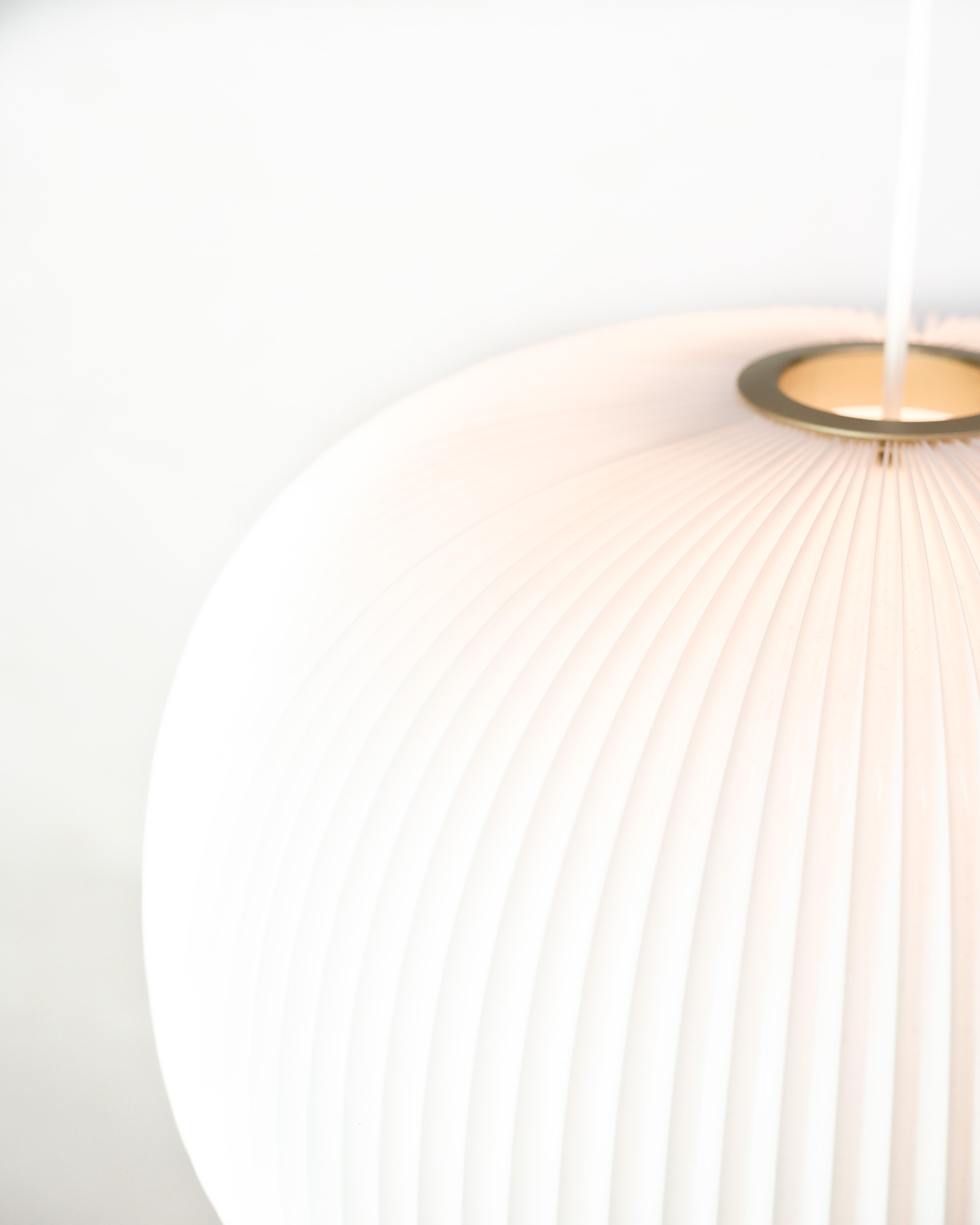 Lampada a sospensione, modello Lamella 1-132, progettata dal duo norvegese-danese Takagi & Homstvedt per Le Klint. La lampada è realizzata in plastica bianca con la caratteristica superficie plissettata, che fornisce una luce morbida e diffusa.

La