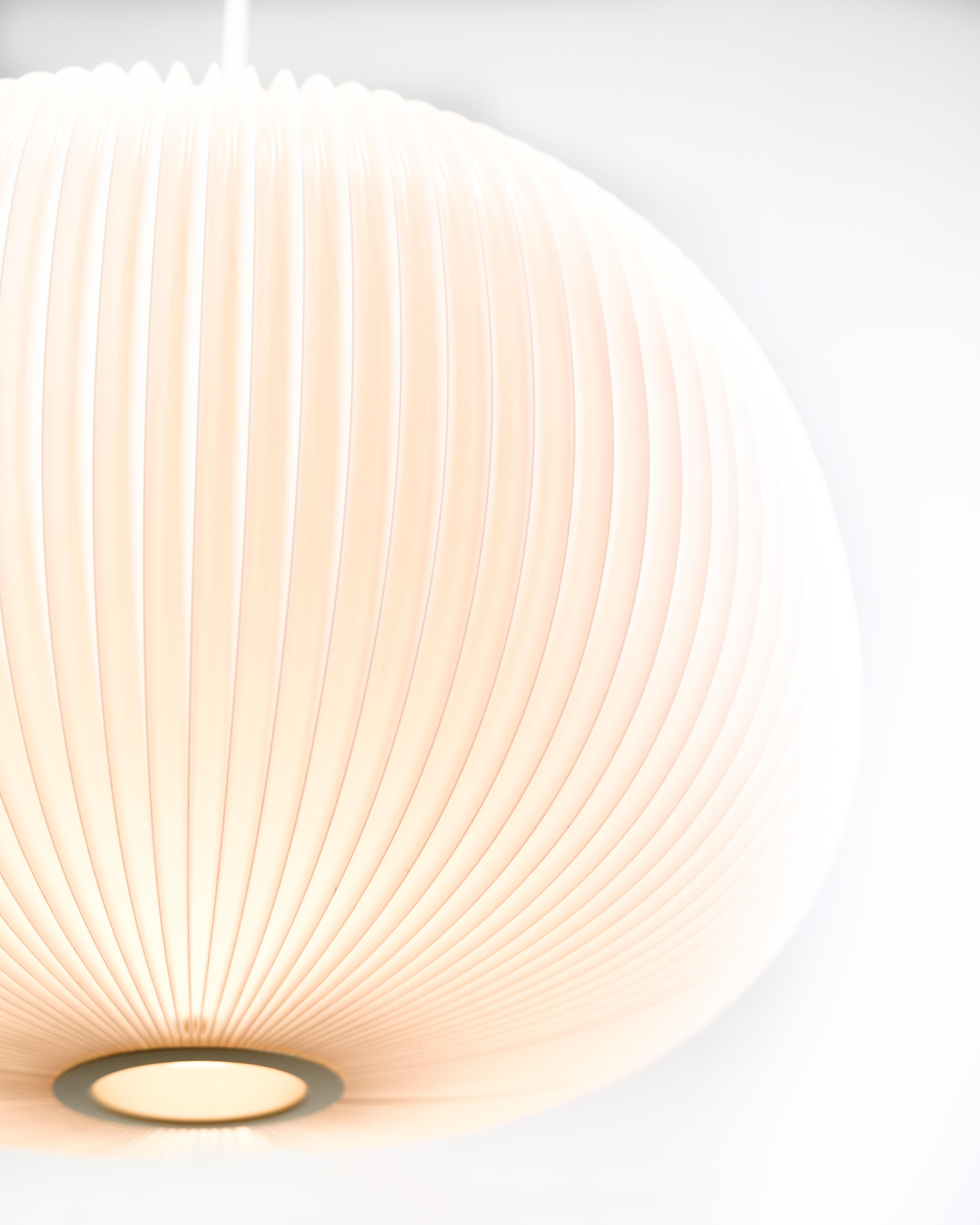 Plastica Ciondolo Le Klint Lamella  Modello 1-132 in plastica bianca di Takagi & Homstvedt in vendita
