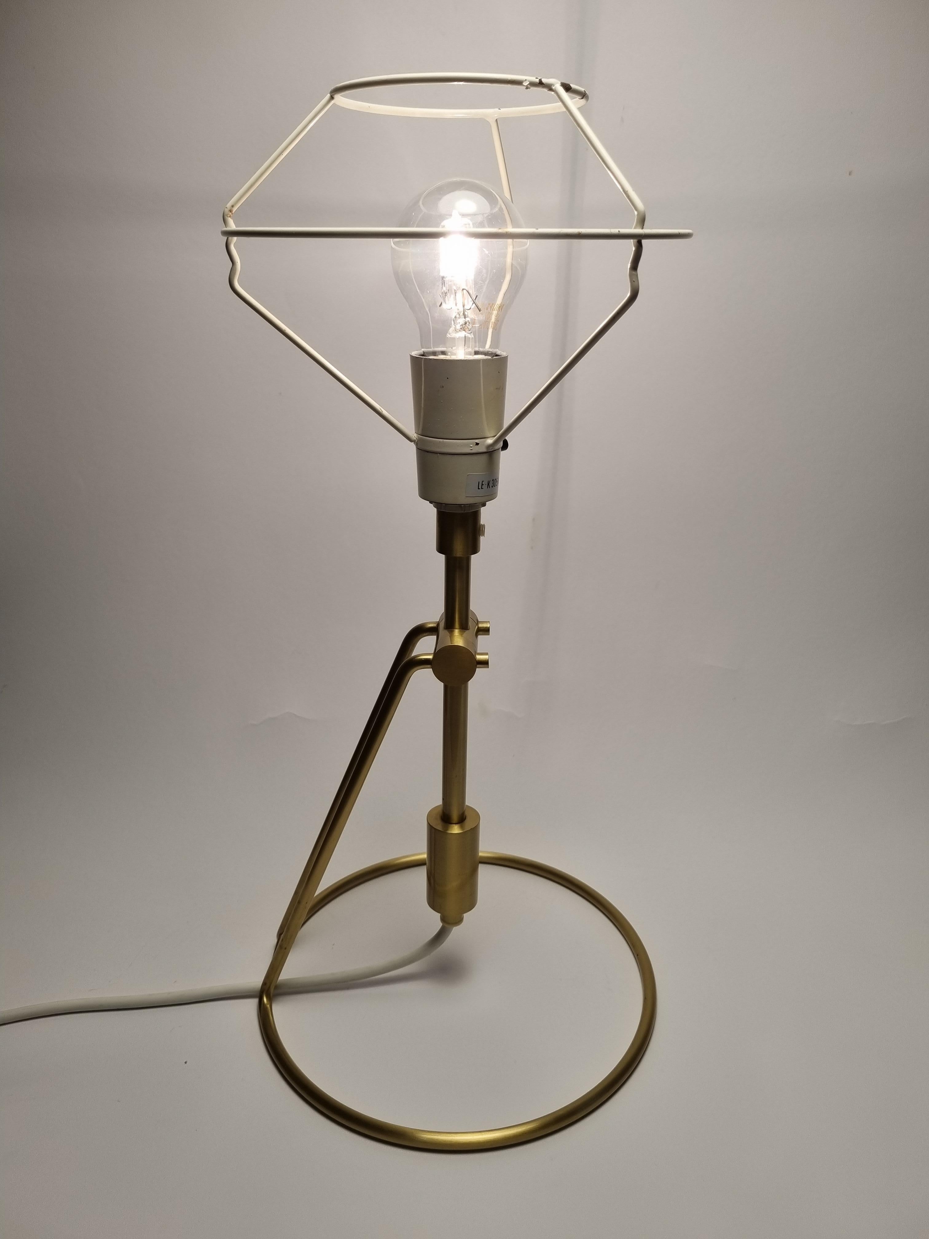 Le Klint model 305 brass table/wall lamp In Good Condition For Sale In Vojens, 83