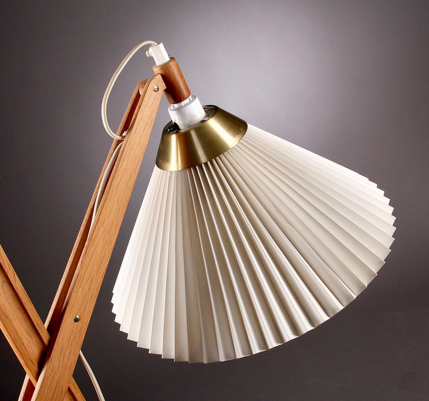Oak floor lamp with pleated shades, black lacquered steel base. Adjustable arm with brass shade mounting. Model 325 designed by Vilhelm Wohlert and manufactured by Le Klint in 1957.
