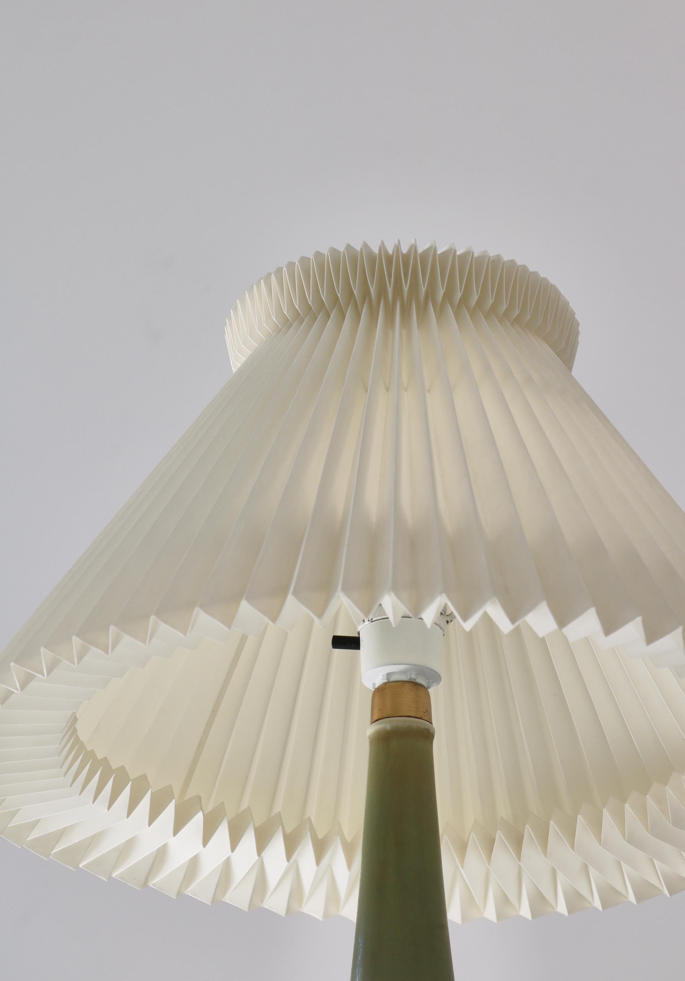 Milieu du XXe siècle Lampe de bureau Le Klint & Palshus en grès, Danemark, par Esben Klint, 1970 en vente