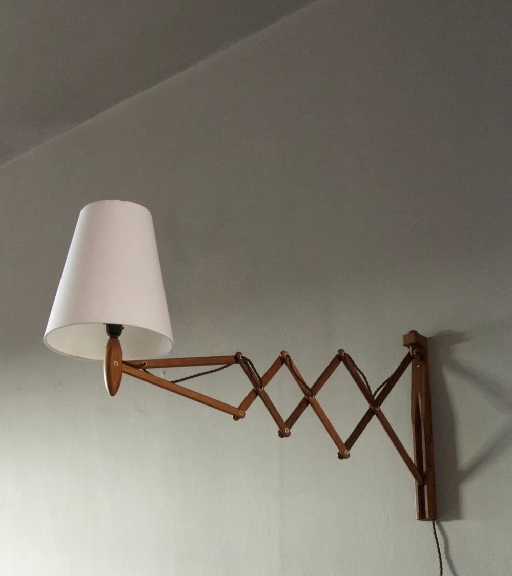Wooden 'Sax' wall lamp designed by Erik Hansen for Le Klint, Denmark, 1950s.
The arm, which extends to almost one meter, is hand carved in wood, while the shade is newly made in copper coated steel covered in white cotton.
This very elegant and