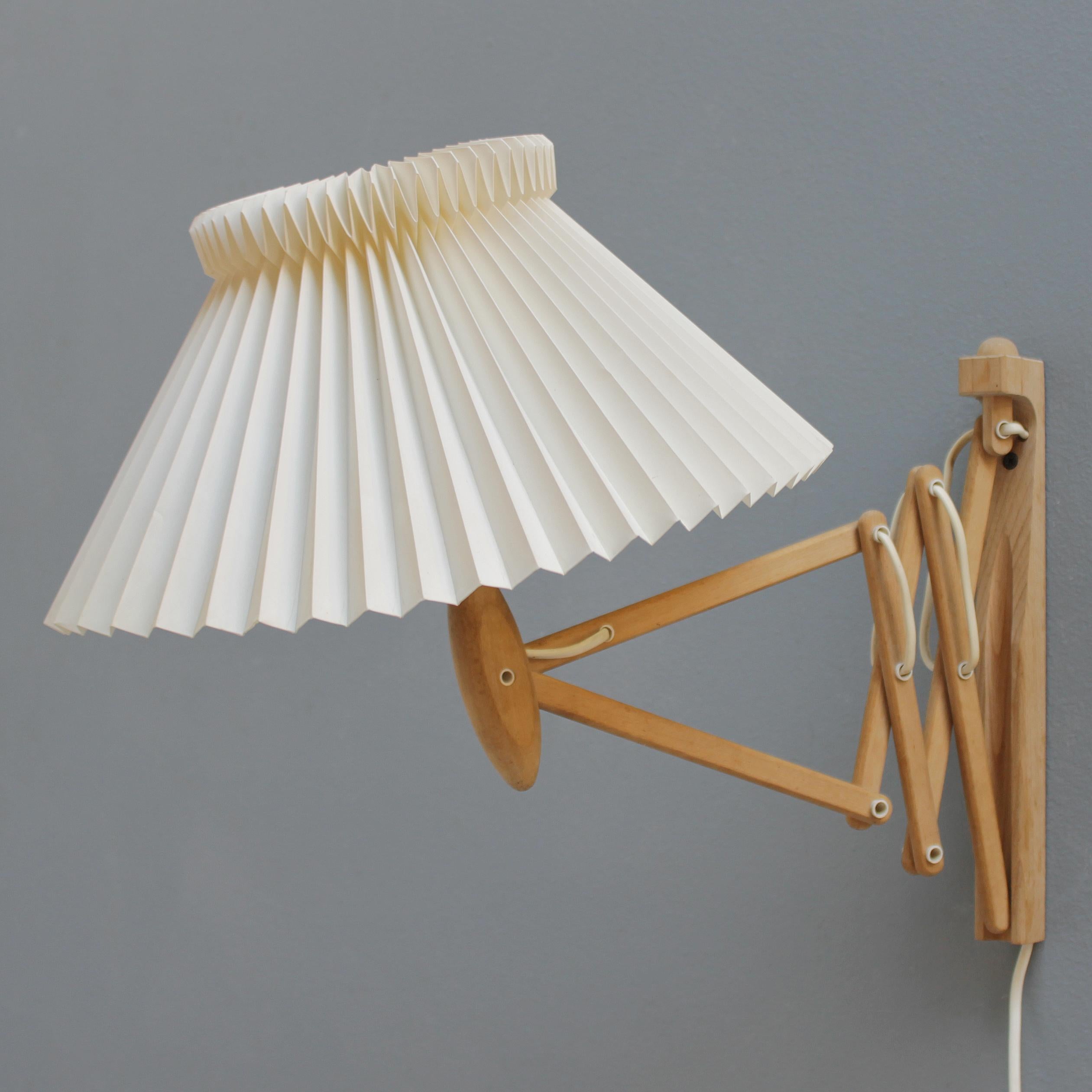 Le Klint 'Scissor' wall lamp by Erik Hansen, 1950. The 'scissor' is made of unvarnished beechwood. Marked.
The typical Le Klint shade is made from hand folded acrylic. The original shade has at one side some minor dents (see last
