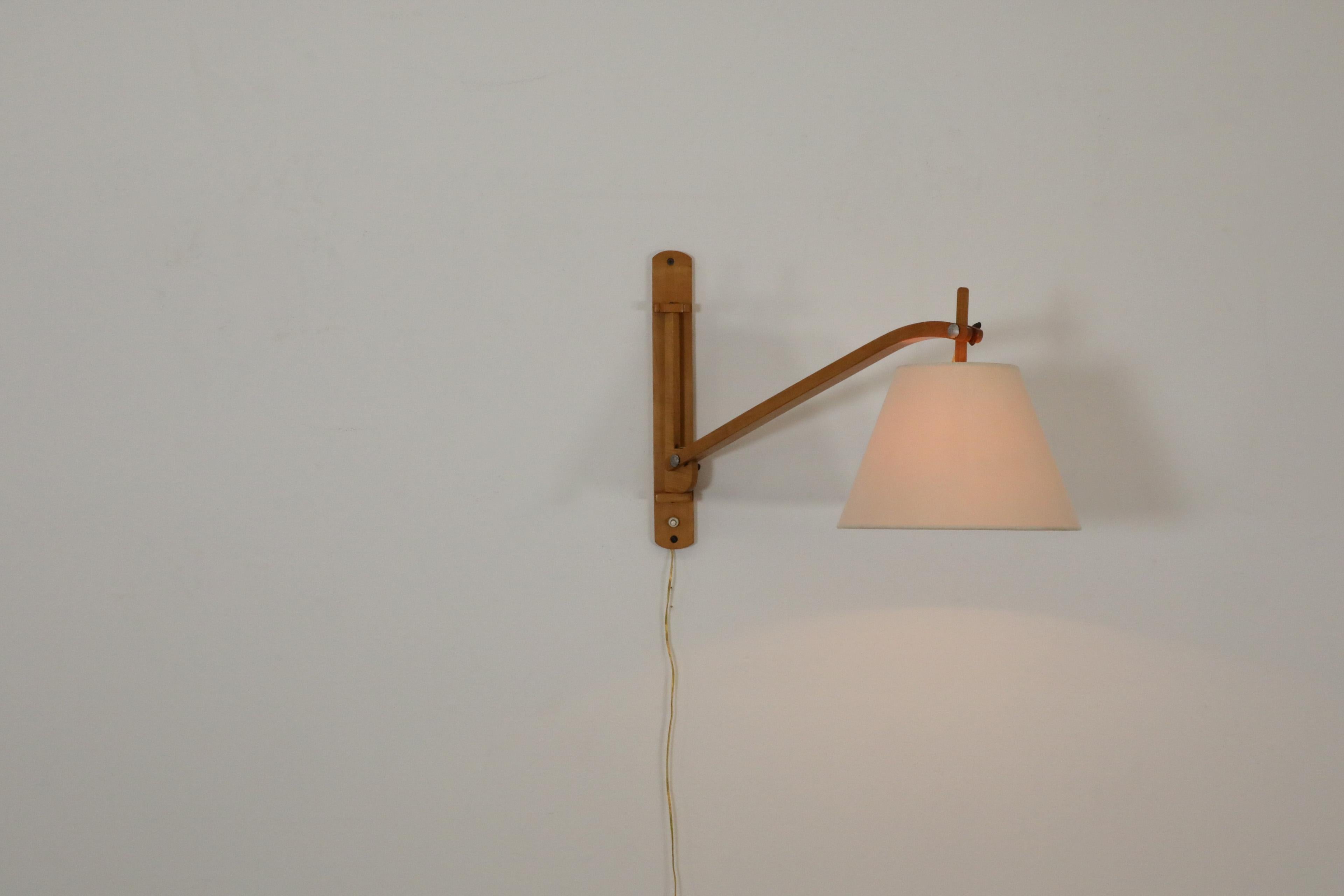 Le Klint style Mid-Century Wall Mount Lamp in Blonde Wood In Good Condition For Sale In Los Angeles, CA