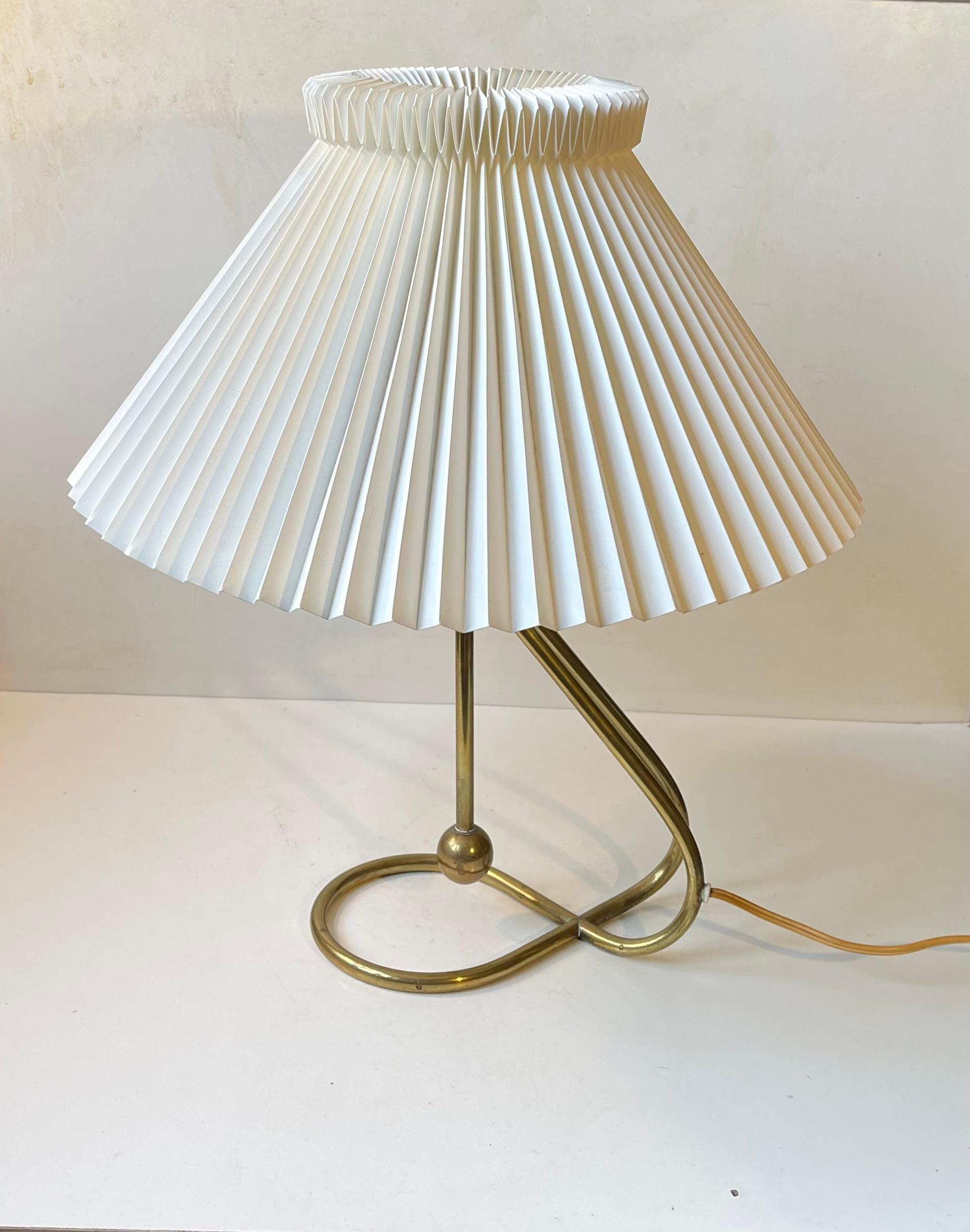 Le Klint - Vintage Adjustable Brass Table or Wall Lamp, 1950s In Good Condition For Sale In Esbjerg, DK