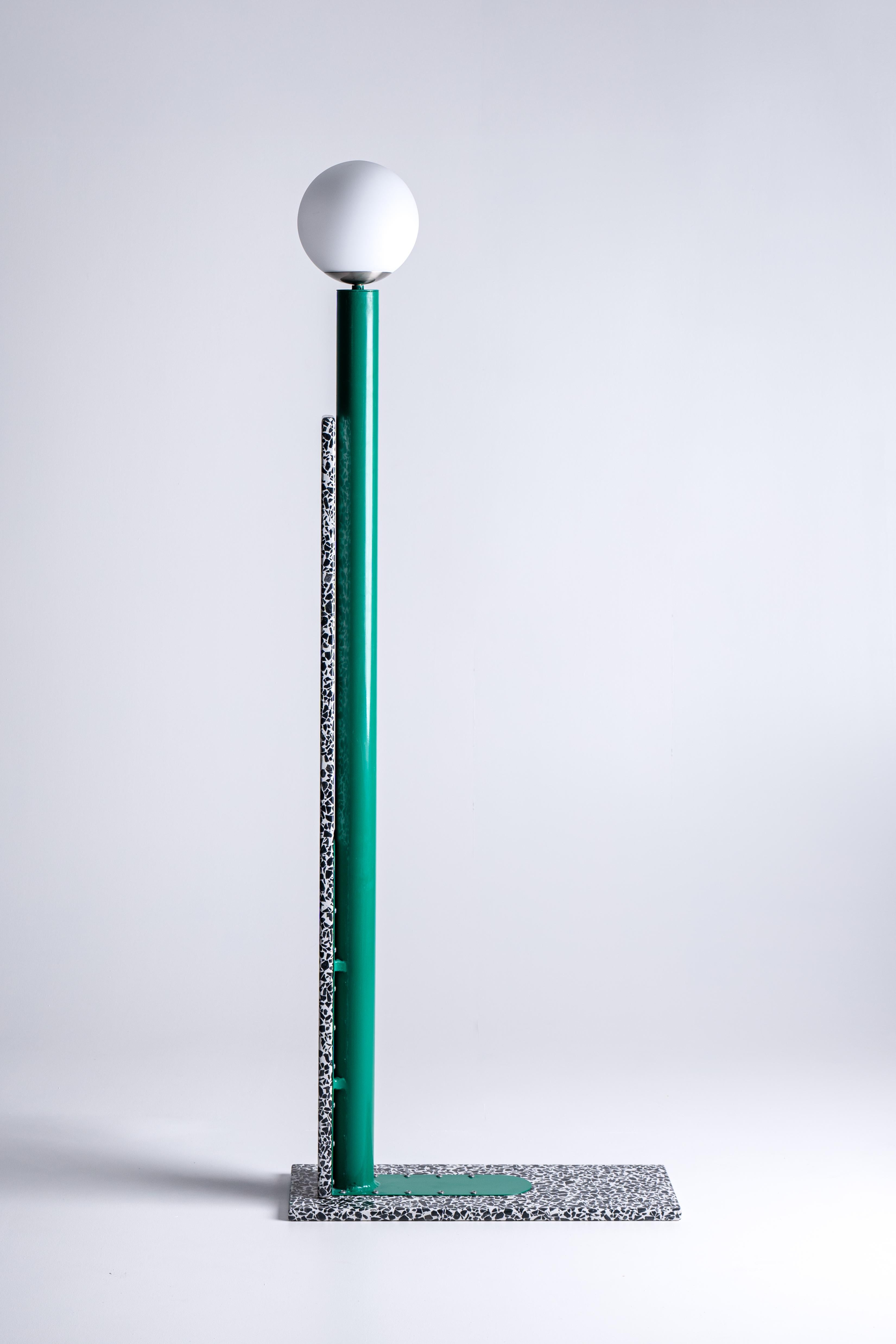Le Lampadaire ist eine skulpturale Terrazzo-Lampe, die von dem Architekten Anthony Authié, Gründer des Pariser Zyva Studios, entworfen und von Mosaic Factory hergestellt wurde. Das Ergebnis einer kühnen Collaboration, die den Terrazzo über seine