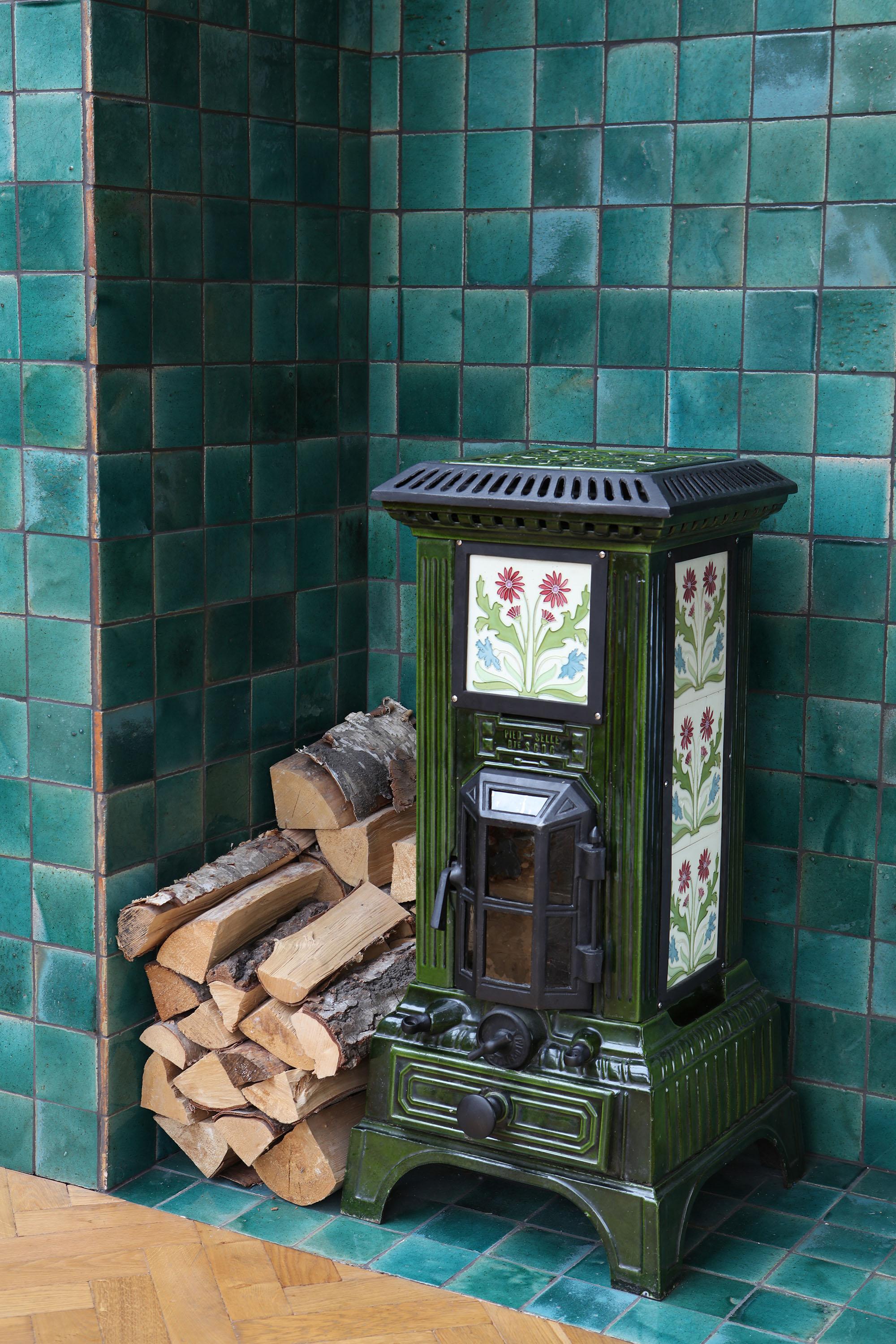 Multi-fuel Stove in superb condition, by Pied Selle with organic art nouveau flower motif tiles, first introduced in 1912. This has been completely restored and is supplied with flu mounts.