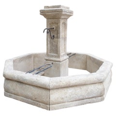 Fontana centrale ottagonale in pietra calcarea Le Louvre, Provenza, Francia