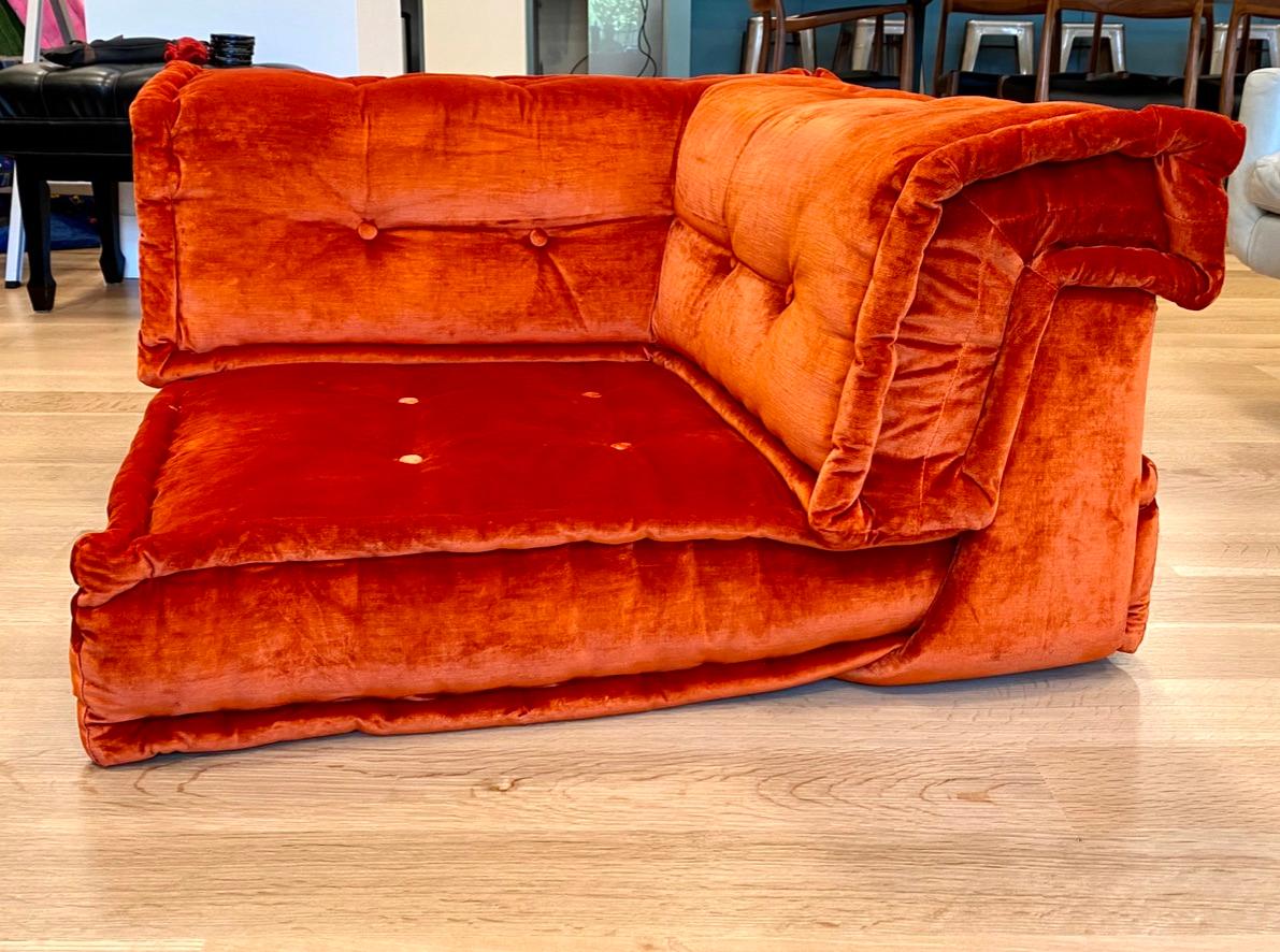 Modulares Mah-Jong-Sofa von Hans Hopfer, entworfen 1971 für Roche Bobois und ein Textil aus dem Hause Missoni. Dieses Angebot bezieht sich auf ein Set aus zwei Mah Jong-Elementen: ein quadratisches Kissenelement und ein Eckrückenelement, beide aus