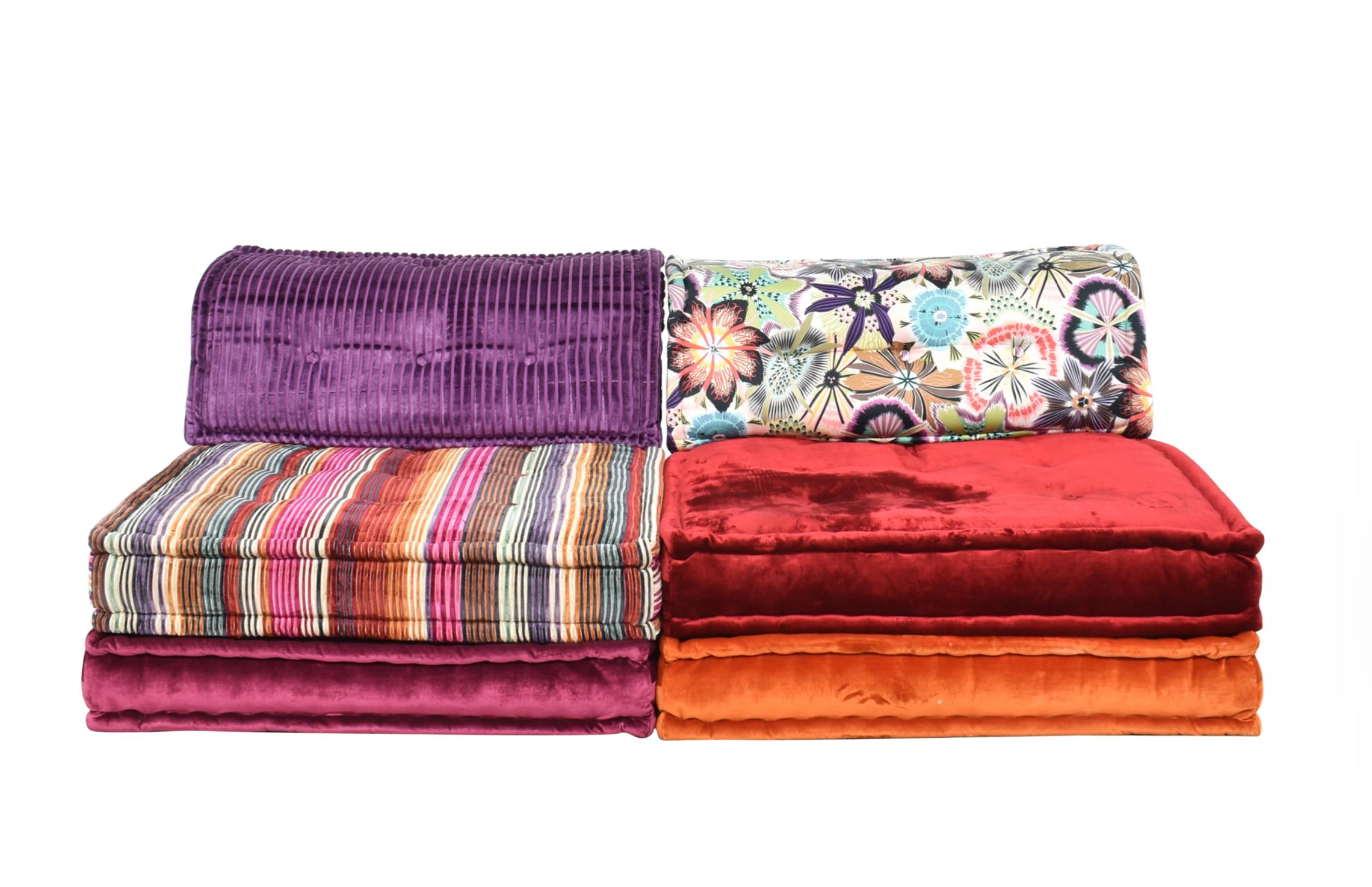Conjunto de sofá modular Mah Jong de Hans Hopfer, diseñado en 1971 para Roche Bobois y en una mezcla actual personalizada de tejidos de Sonia Rykiel y la casa Missoni. Incluye varios cojines que se pueden colocar de infinitas maneras ¡Mezcla y