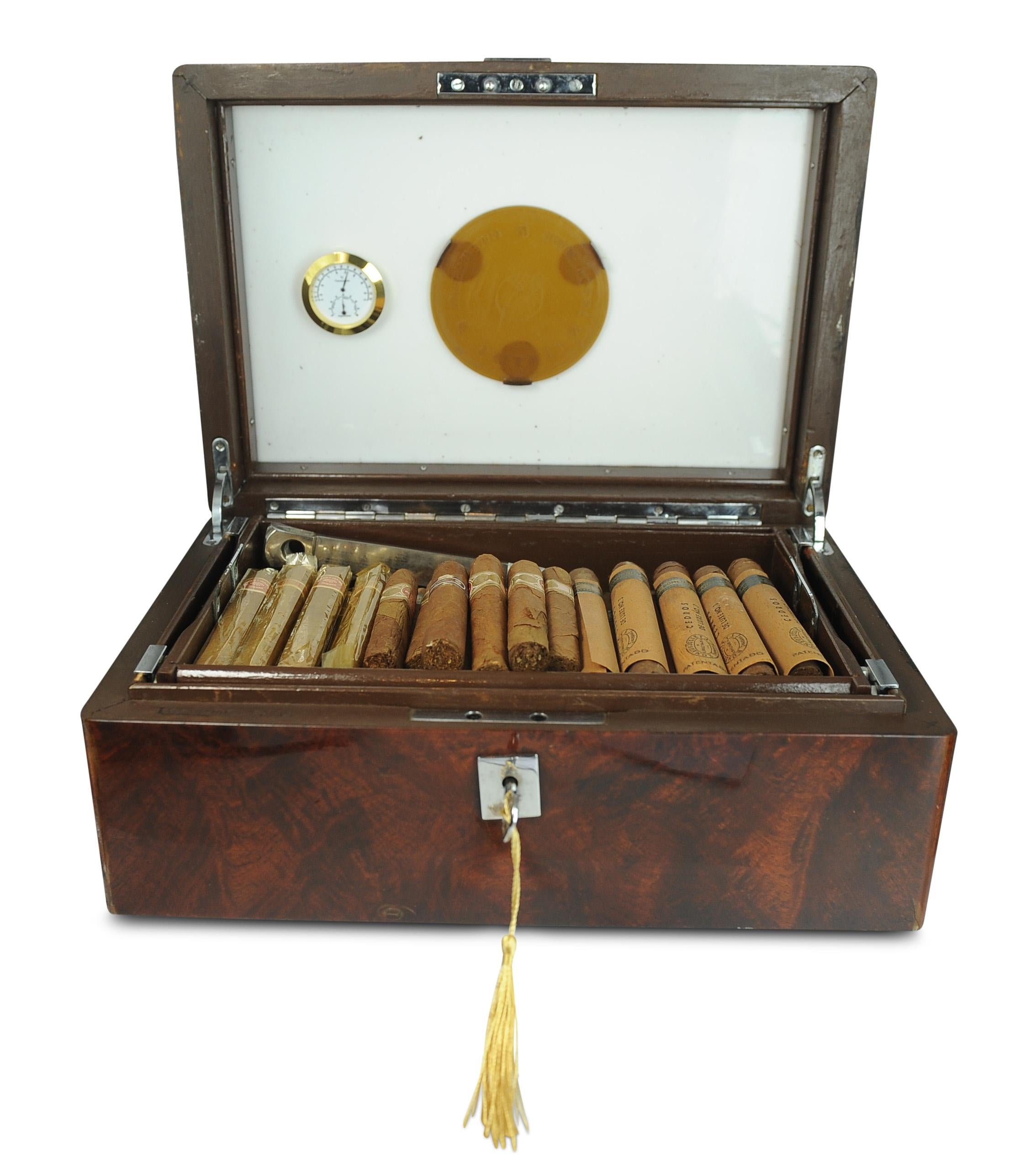 Le Maire Paris Humidor Cigar Box with Burrwood Veneer With Chrome Fittings (Boîte à cigares Le Maire Paris avec placage en bois de ronce et accessoires chromés) en vente 3