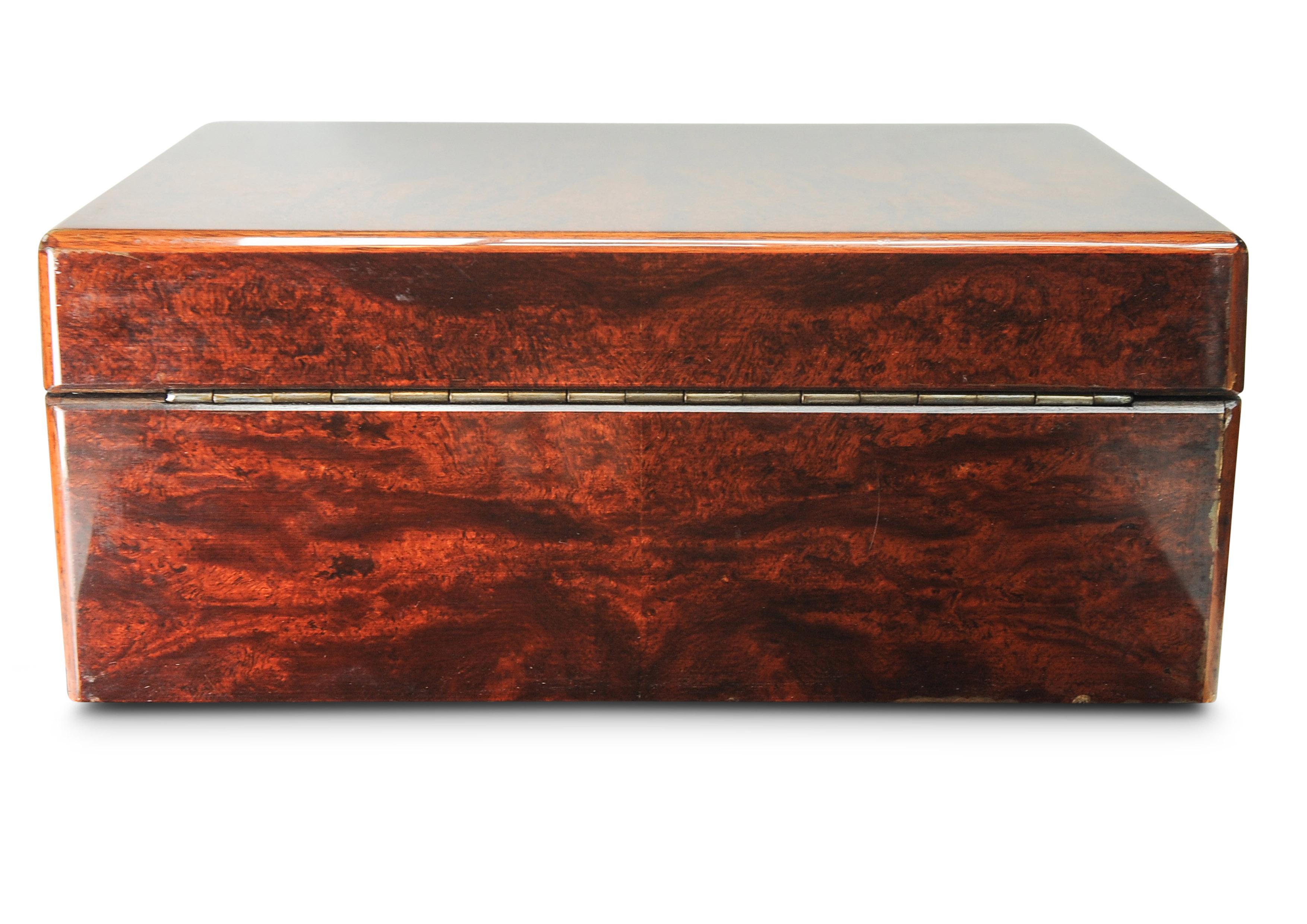 Le Maire Paris Humidor Cigar Box with Burrwood Veneer With Chrome Fittings (Boîte à cigares Le Maire Paris avec placage en bois de ronce et accessoires chromés) en vente 7