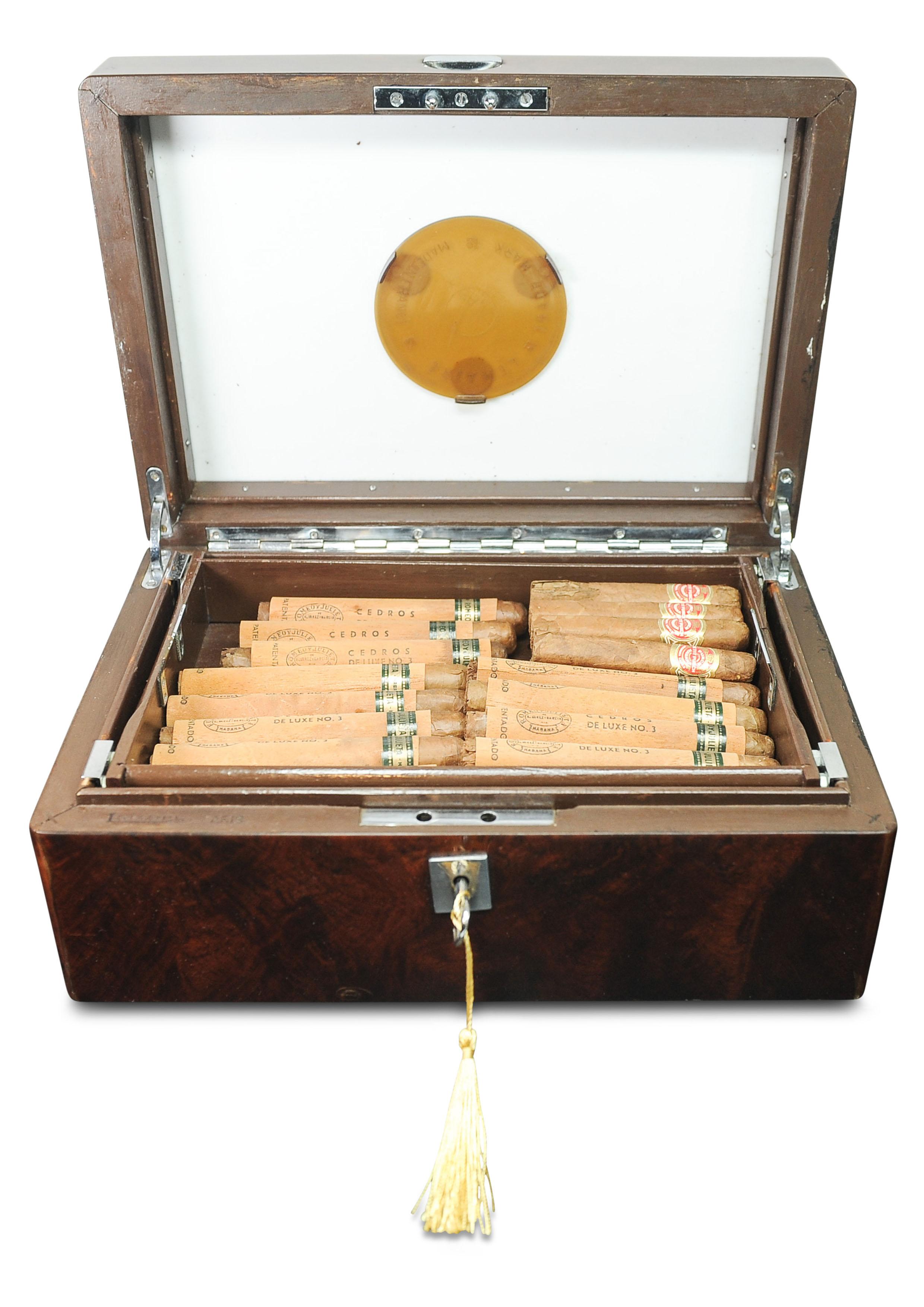 Le Maire de Paris Somptueuse boîte à cigares de table verrouillable.

Exécuté en placage de ronce de noyer avec une finition polie à la française.

Des luminaires chromés rehaussent l'attrait de l'ensemble. 

La cave à cigares est livrée avec son